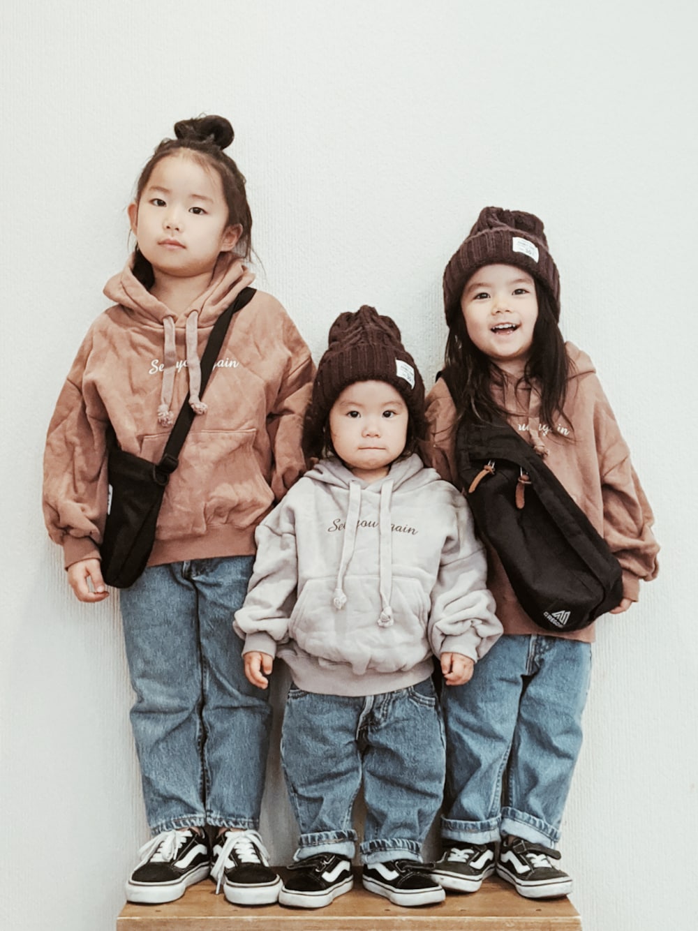 「5歳、3歳、1歳、3姉妹、姉妹コーデ、おそろいコーデ、リンクコーデ、ロゴパーカー、オールドスクール、ショルダーバッグ」｜「韓国子供服のアイテム（パーカー、ブラウン系）」を使った、RSKKさん（キッズ・100cm）の春コーディネートの1枚目の写真