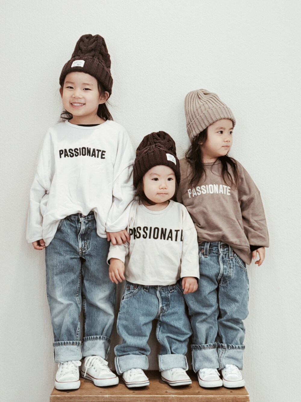 「5歳、3歳、1歳、3姉妹、姉妹コーデ、おそろいコーデ、リンクコーデ、古着MIX、Levi's、501」｜「devirockの無地ベーシックニット帽 ニットキャップ（ニットキャップ/ビーニー、ベージュ系）」を使った、RSKKさん（キッズ・100cm）の冬コーディネートの1枚目の写真