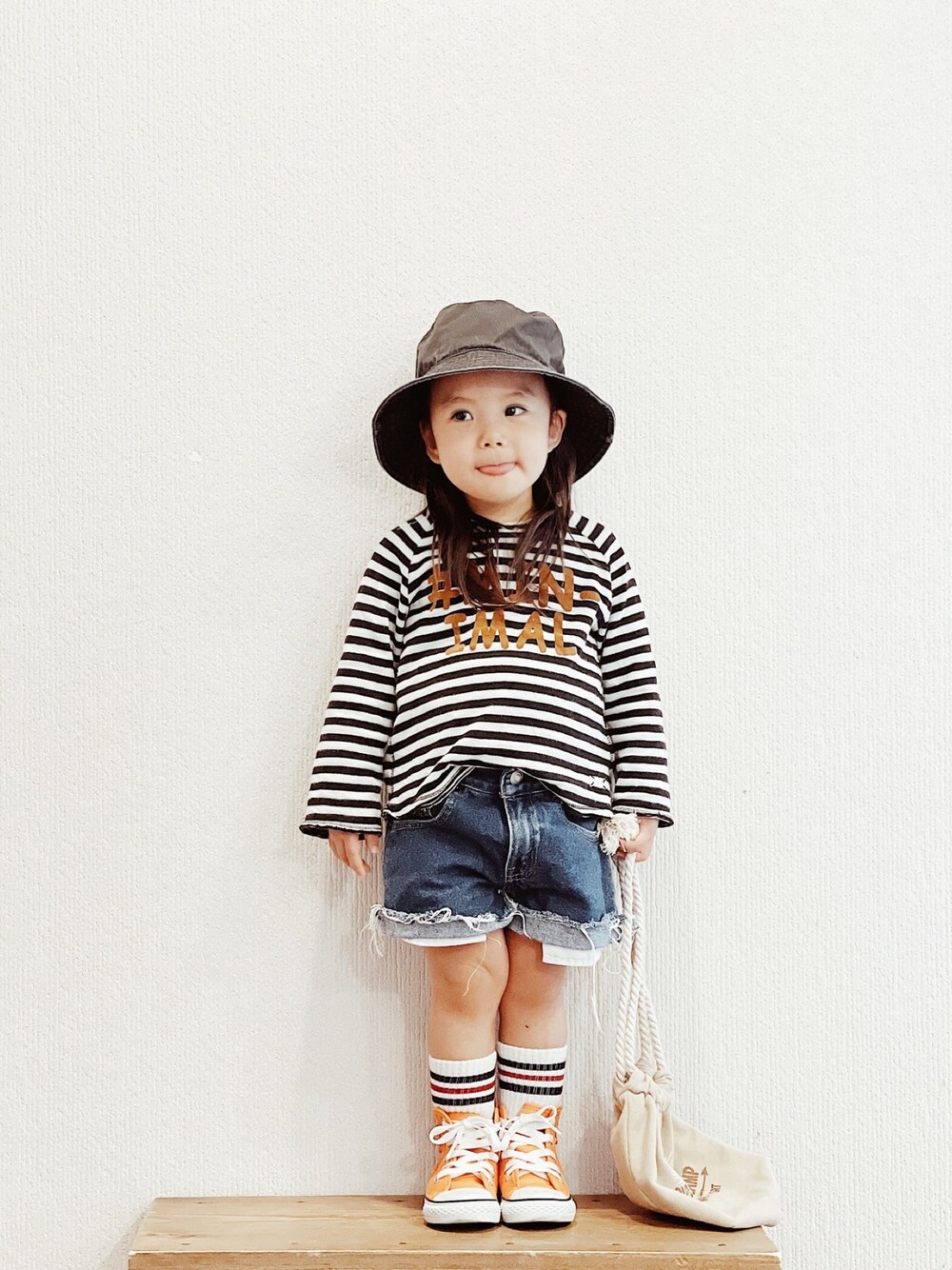 「2歳、古着MIX、バケットハット、ショートパンツ、Levi's、ラインソックス、スニーカー、ハイカットスニーカー、コンバース、巾着バッグ」｜「petit mainのベーシックデザイン3Pソックス（ソックス/靴下、ブラック系）」を使った、RSKKさん（キッズ・80cm）の春コーディネートの1枚目の写真