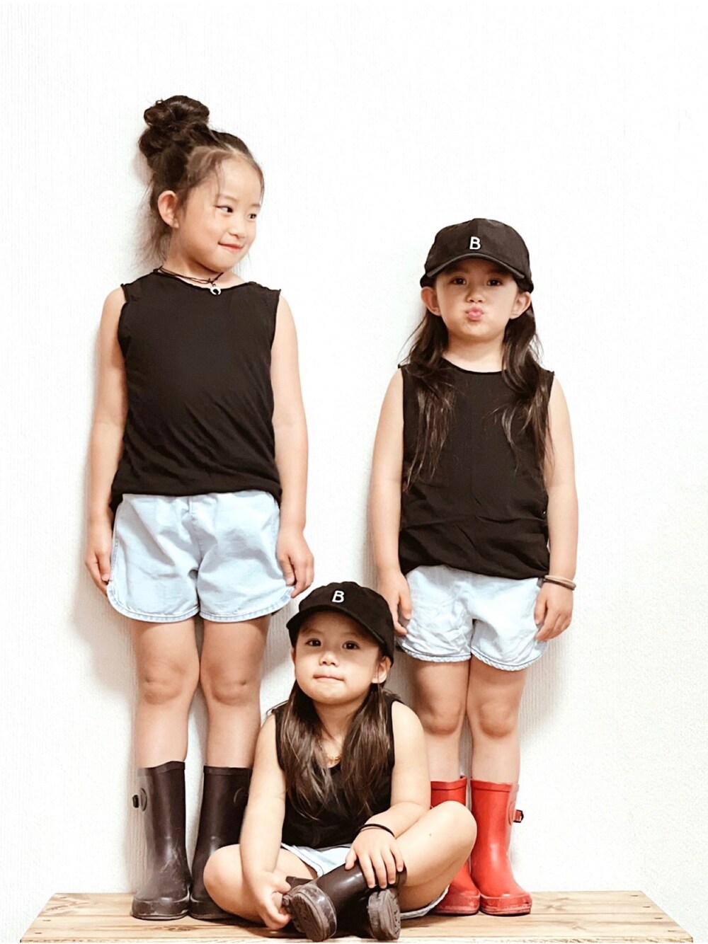 「7歳、4歳、2歳、3姉妹、姉妹コーデ、リンクコーデ、シンプルコーデ、レインブーツ、ショートパンツ、sloawshore」｜「西松屋のアイテム（キャップ、ブラック系）」を使った、RSKKさん（キッズ・110cm）の春コーディネートの1枚目の写真
