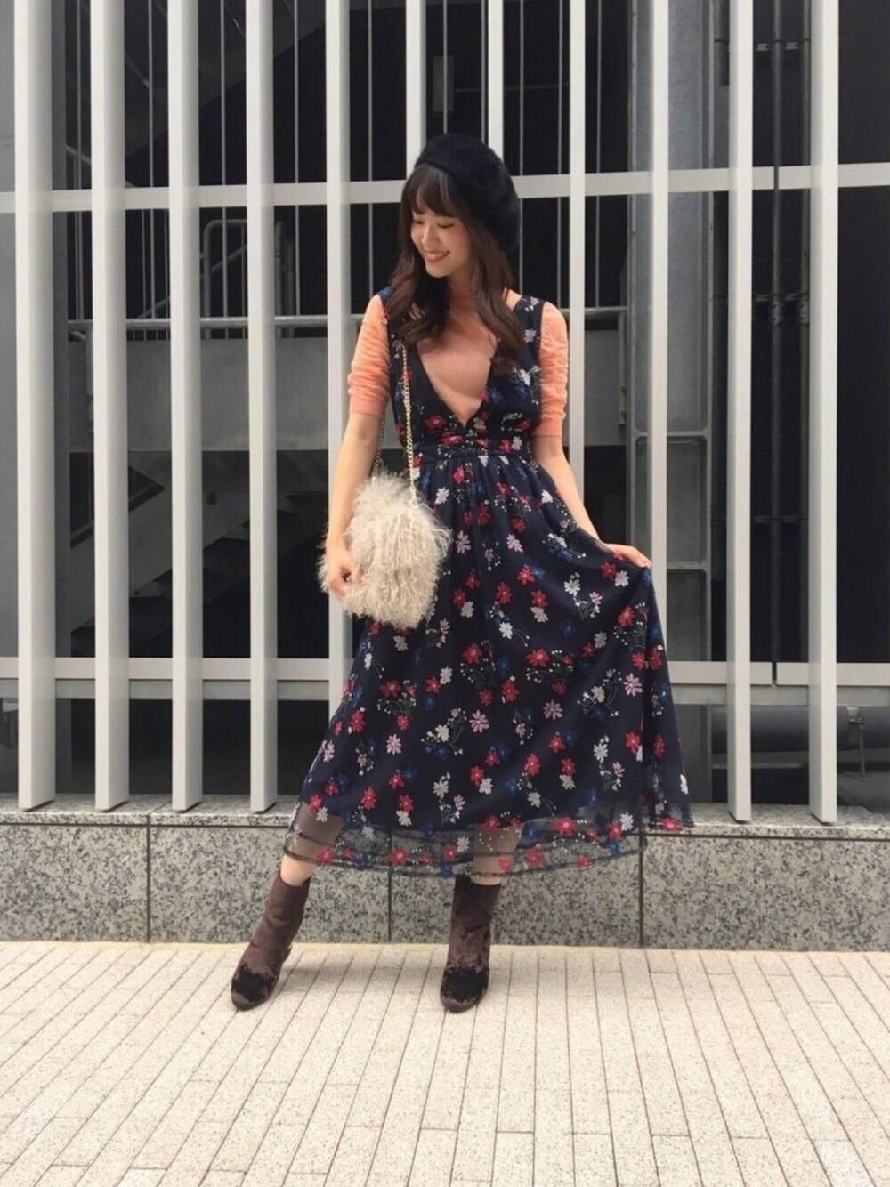 「刺繍、ワンピース、ブラック、ベレー帽、MERCURYDUO(MERCURYDUO)、梅田EST、梅田、大阪」｜「MERCURYDUOのアンゴラベレーハット（ハンチング/ベレー帽、ブラック系）」を使った、中川真梨さん（レディース・168cm）の秋コーディネートの1枚目の写真