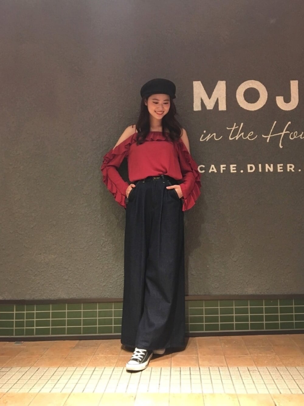 「赤×デニム、キャスケット、LEEコラボ、ワイドデニム、MERCURYDUO(MERCURYDUO)、converse、大阪、梅田、梅田EST」｜「MERCURYDUOの変形ウールキャスケット（キャスケット、ブラック系）」を使った、中川真梨さん（レディース・168cm）の秋コーディネートの1枚目の写真