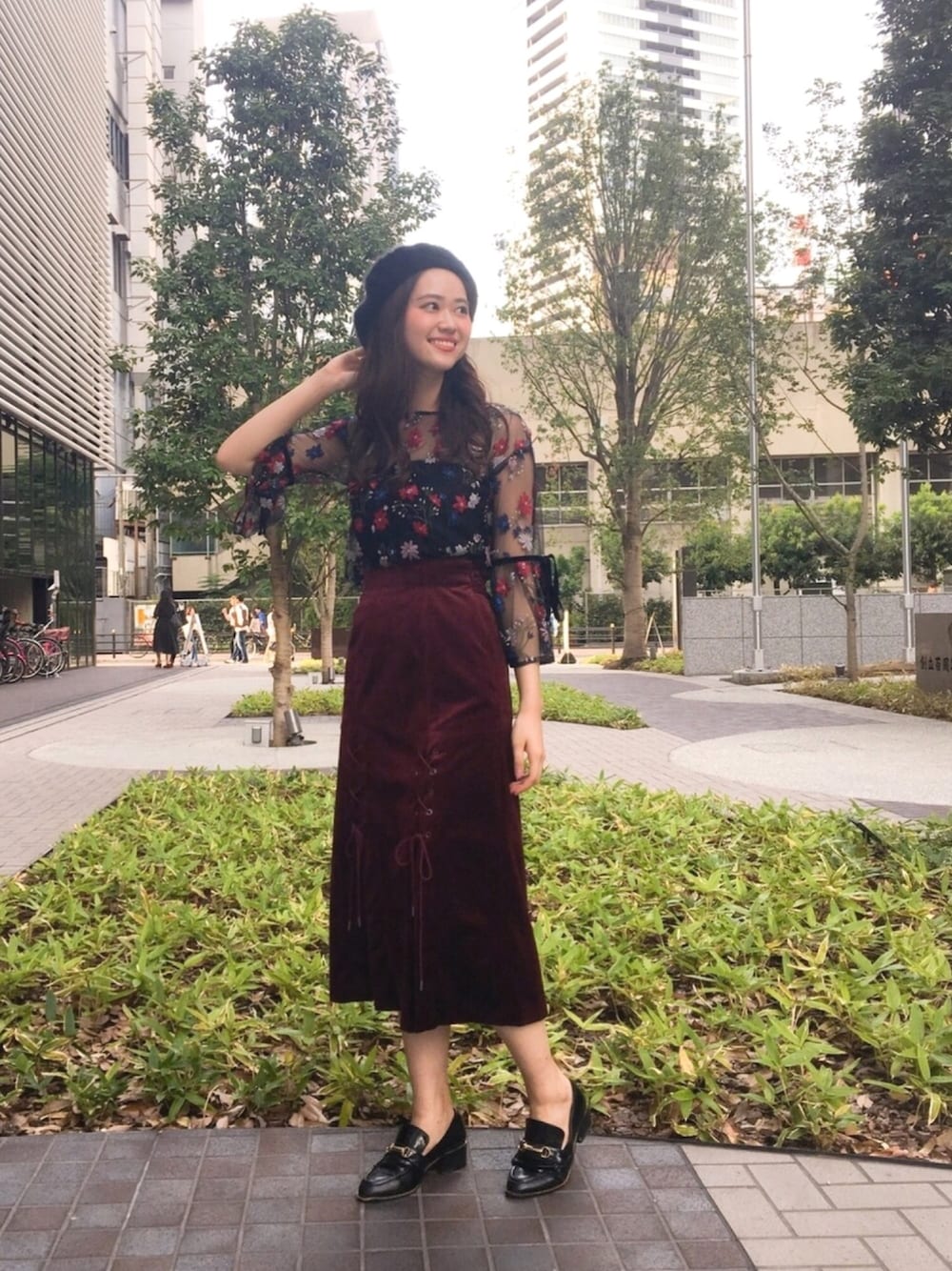 「ベレー帽、刺繍ブラウス、ボルドースカート、レトロガーリー、秋色コーデ、ローファー、梅田EST、梅田、大阪、MERCURYDUO(MERCURYDUO)」｜「MERCURYDUOのレースアップベロアスカート（スカート、レッド系）」を使った、中川真梨さん（レディース・168cm）の秋コーディネートの1枚目の写真