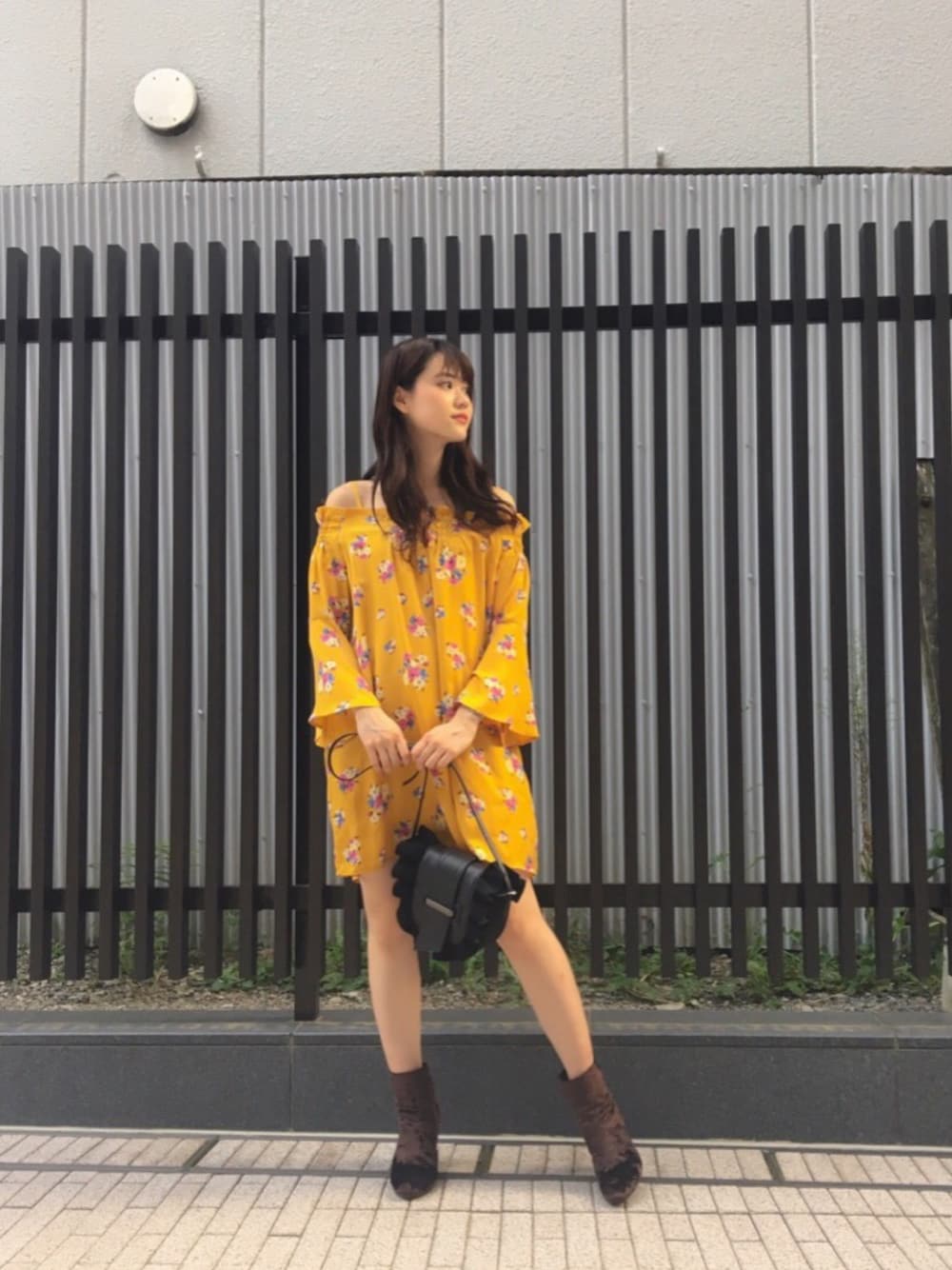 「花柄ワンピース、オフショルワンピース、マスタード、マスタード×花柄、ガーリーコーデ、MERCURYDUO(MERCURYDUO)、マーキュリーデュオ(MERCURYDUO)、梅田、大阪、梅田EST」｜「MERCURYDUOのフラワーオフショルワンピース（ワンピース、イエロー系）」を使った、中川真梨さん（レディース・168cm）の秋コーディネートの1枚目の写真