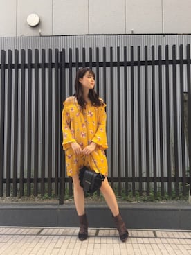 「MERCURYDUO（マーキュリーデュオ）のフラワーオフショルワンピース（ワンピース、イエロー系）」を使った、中川真梨さん（レディース・168cm）の秋コーディネート