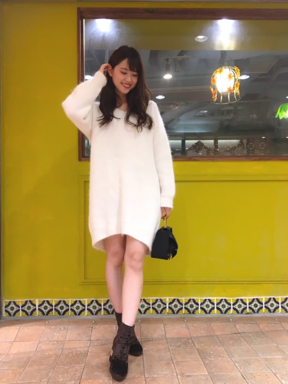 「ニットワンピース、アンゴラニットワンピース、デートスタイル（WOMEN）、大人ガーリー、シンプル、ホワイトコーデ、モテ服、梅田EST、大阪、梅田」｜「MERCURYDUOのアンゴラダブルフェイスＶネックワンピース（ワンピース、ホワイト系）」を使った、中川真梨さん（レディース・168cm）の秋コーディネートの1枚目の写真
