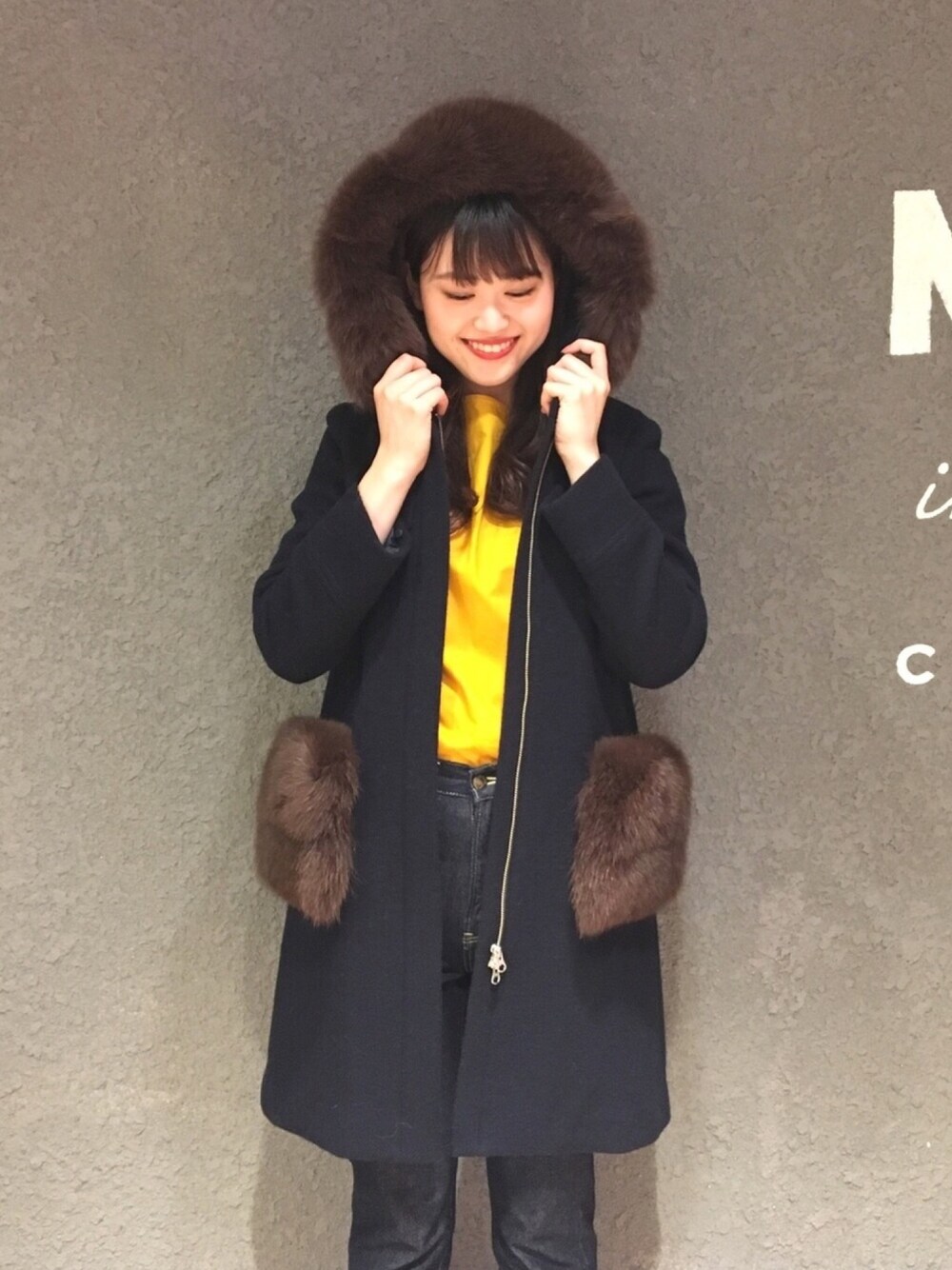 「コート、アウター、フォックスファー、マーキュリーデュオ(MERCURYDUO)、MERCURYDUO(MERCURYDUO)、梅田、大阪、梅田EST」｜「MERCURYDUOのボリュームFOXフードコート（その他アウター、ブルー系）」を使った、中川真梨さん（レディース・168cm）の秋コーディネートの1枚目の写真