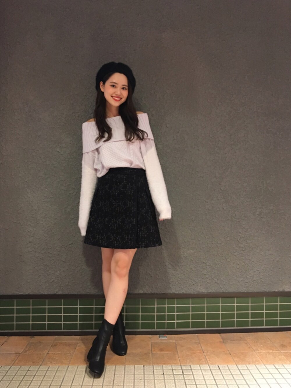 「オフショルニット、スカート、ベレー帽、フェミニン、大学生、マーキュリーデュオ(MERCURYDUO)、MERCURYDUO(MERCURYDUO)、大阪、梅田、梅田EST」｜「MERCURYDUOのレースボンディングタイトミニスカート（スカート、ブラック系）」を使った、中川真梨さん（レディース・168cm）の秋コーディネートの1枚目の写真