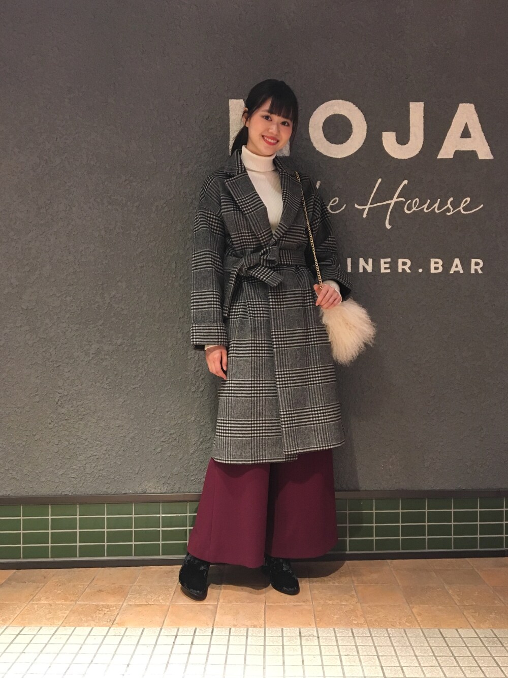 「グレンチェック、アウター、秋コーデ、梅田、大阪、梅田EST、マーキュリーデュオ(MERCURYDUO)、MERCURYDUO(MERCURYDUO)、おしゃれさんと繋がりたい、大人コーデ」｜「MERCURYDUOのグレンチェックロングコート（その他アウター、ブラック系）」を使った、中川真梨さん（レディース・168cm）の秋コーディネートの1枚目の写真