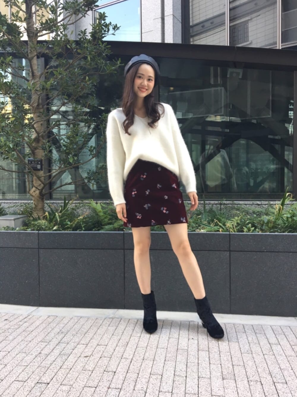 「大人ガーリー、ガーリー、ニット、黒、ベレー帽、マーキュリーデュオ(MERCURYDUO)、MERCURYDUO(MERCURYDUO)、梅田、大阪、梅田EST」｜「MERCURYDUOのアンゴラダブルフェイスＶネックニット（ニット/セーター、ホワイト系）」を使った、中川真梨さん（レディース・168cm）の秋コーディネートの1枚目の写真