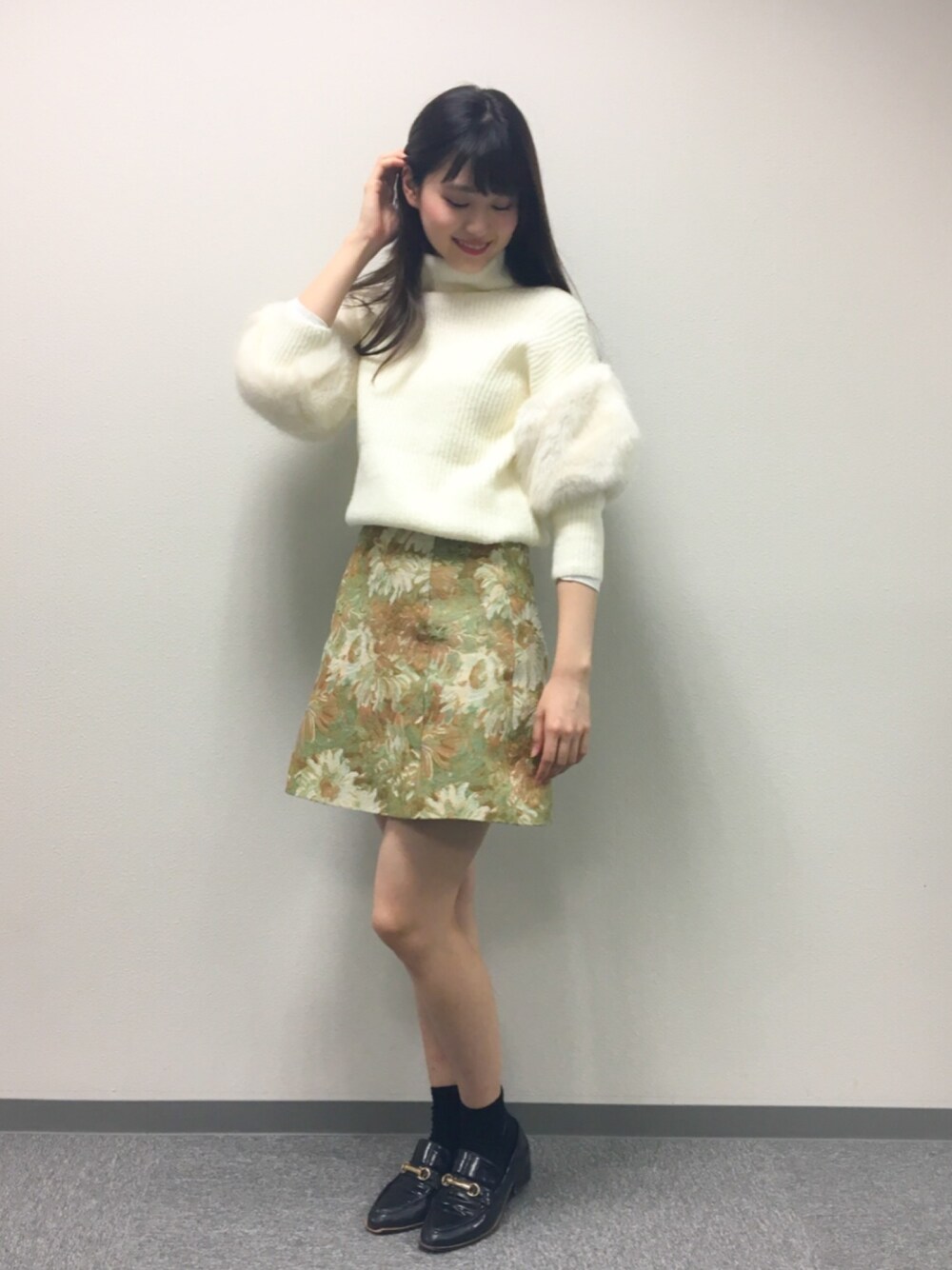 「キャンパスコーデ、大学生、秋のコーデ、ファー、マーキュリーデュオ(MERCURYDUO)、MERCURYDUO(MERCURYDUO)、梅田、大阪、ootd、おしゃれさんと繋がりたい」｜「MERCURYDUOのＢＩＧフェイクファースリーブニット（ニット/セーター、ホワイト系）」を使った、中川真梨さん（レディース・168cm）の秋コーディネートの1枚目の写真