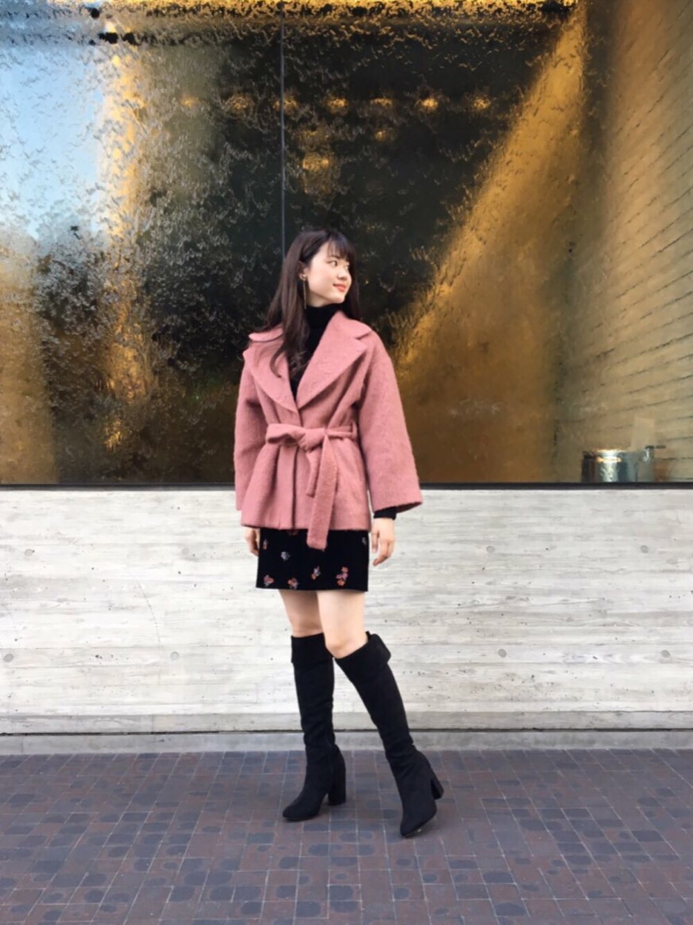 「大人ガーリー、ニーハイブーツ、outfit、抜け衿、アウター、スカート、MERCURYDUO(MERCURYDUO)、マーキュリーデュオ(MERCURYDUO)、大阪、梅田EST」｜「MERCURYDUOのシャギーショートガウンコート（その他アウター、ピンク系）」を使った、中川真梨さん（レディース・168cm）の秋コーディネートの1枚目の写真