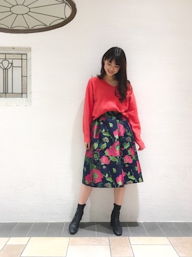 「MERCURYDUO（マーキュリーデュオ）のラクーンストレッチＶネックニット（ニット/セーター、オレンジ系）」を使った、中川真梨さん（レディース・168cm）の秋コーディネート