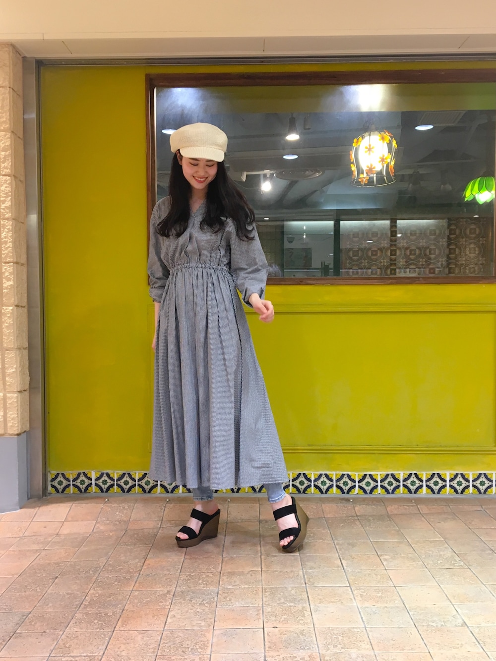 「春コーデ、デニム、キャスケット、LEE、カジュアルコーデ、ギンガムチェック、MERCURYDUO(MERCURYDUO)、マーキュリーデュオ(MERCURYDUO)、大学生、ブラック」｜「MERCURYDUOのギンガムBackリボンシャツワンピース（ワンピース、ブラック系）」を使った、中川真梨さん（レディース・168cm）の春コーディネートの1枚目の写真