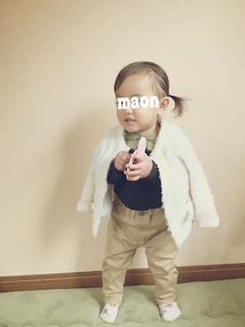 「ベージュパンツ」｜「アイテム（おもちゃ）」を使った、akip0n☆ma0nさん（キッズ・80cm）の春コーディネート