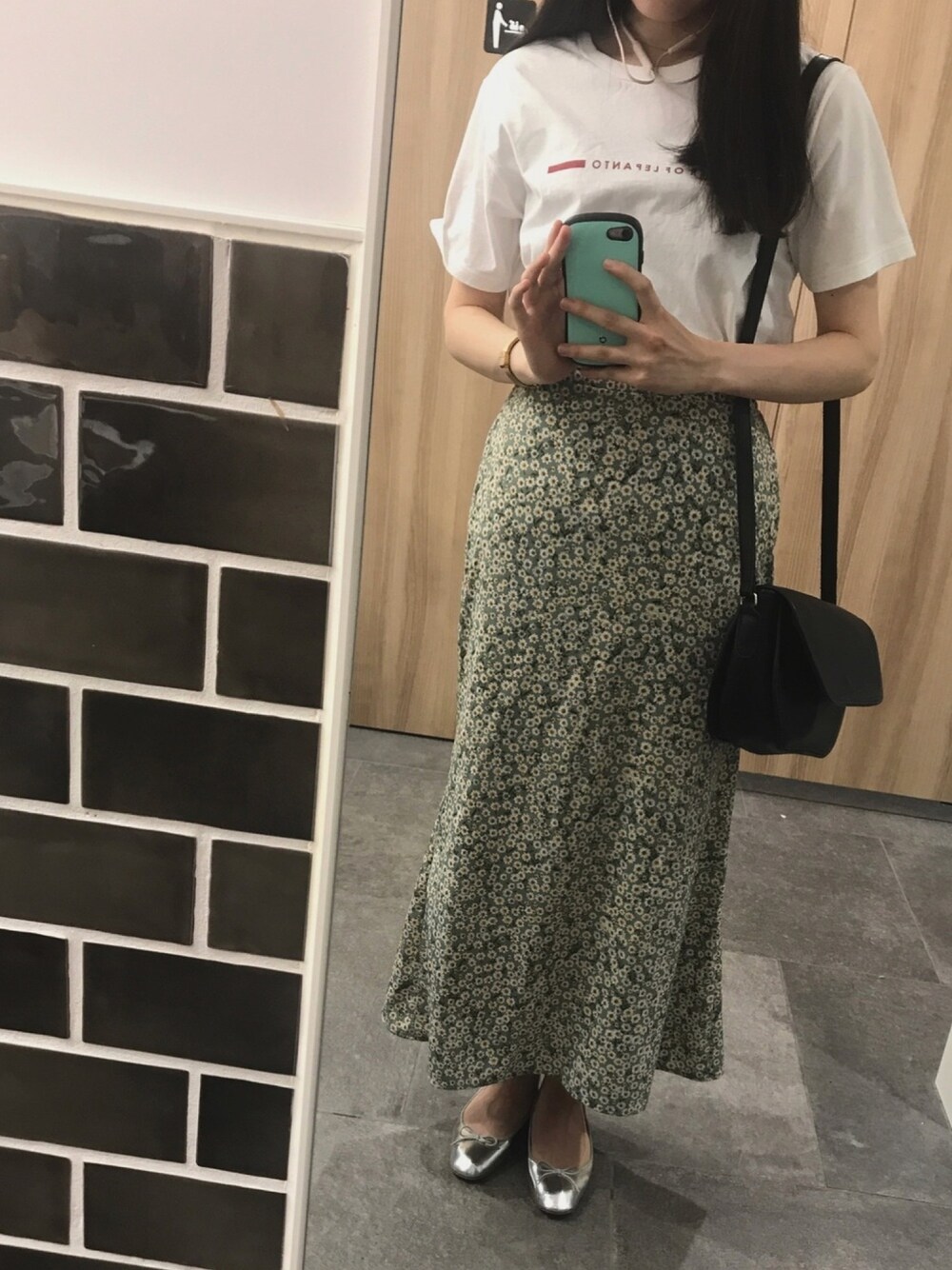 「flowerのアイテム（スカート、グリーン系）」を使った、M a r iさん（レディース・165cm）の春コーディネートの1枚目の写真
