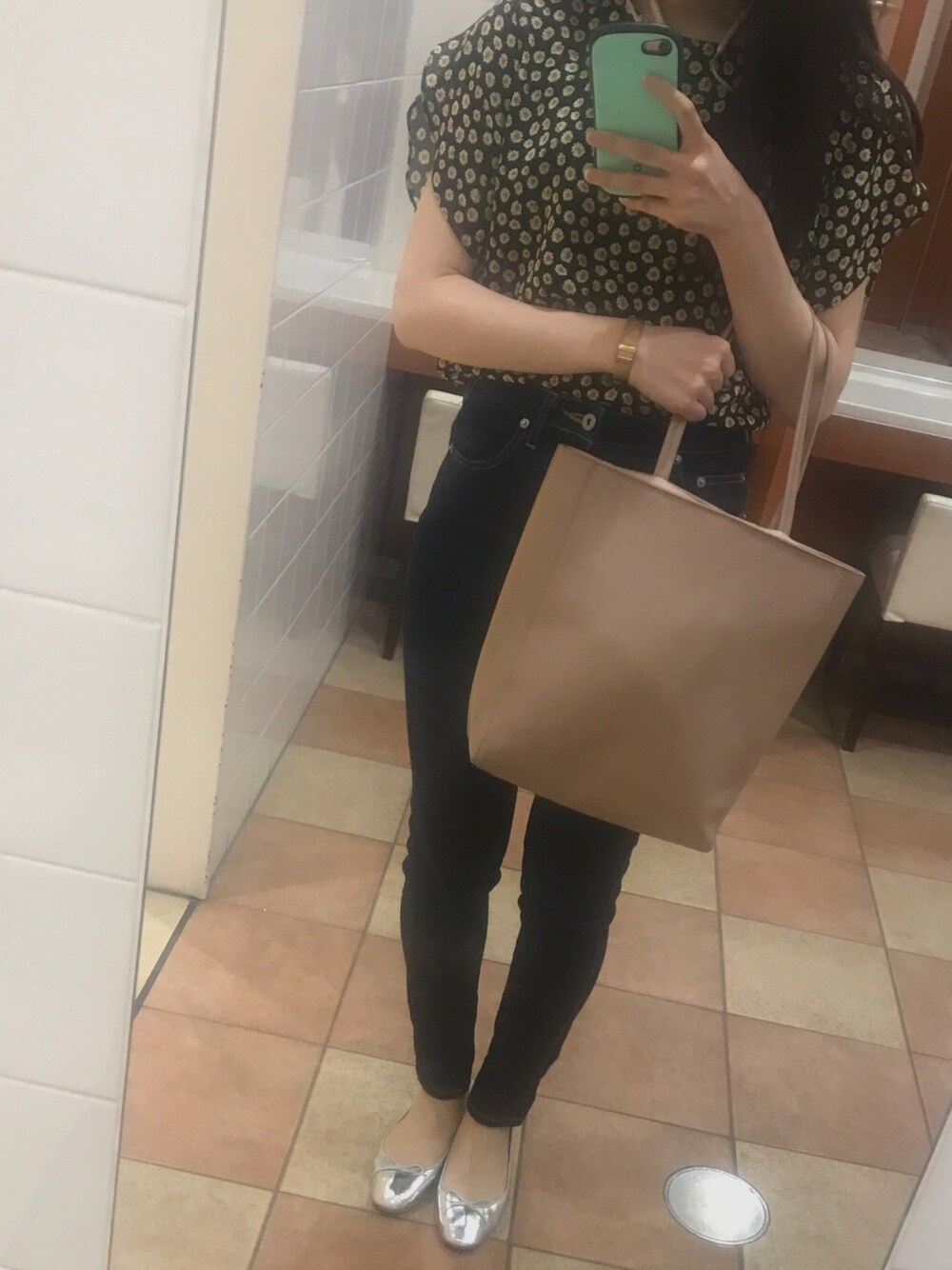 「SNIDELのアイテム（デニムパンツ、ブルー系）」を使った、M a r iさん（レディース・165cm）の春コーディネートの1枚目の写真