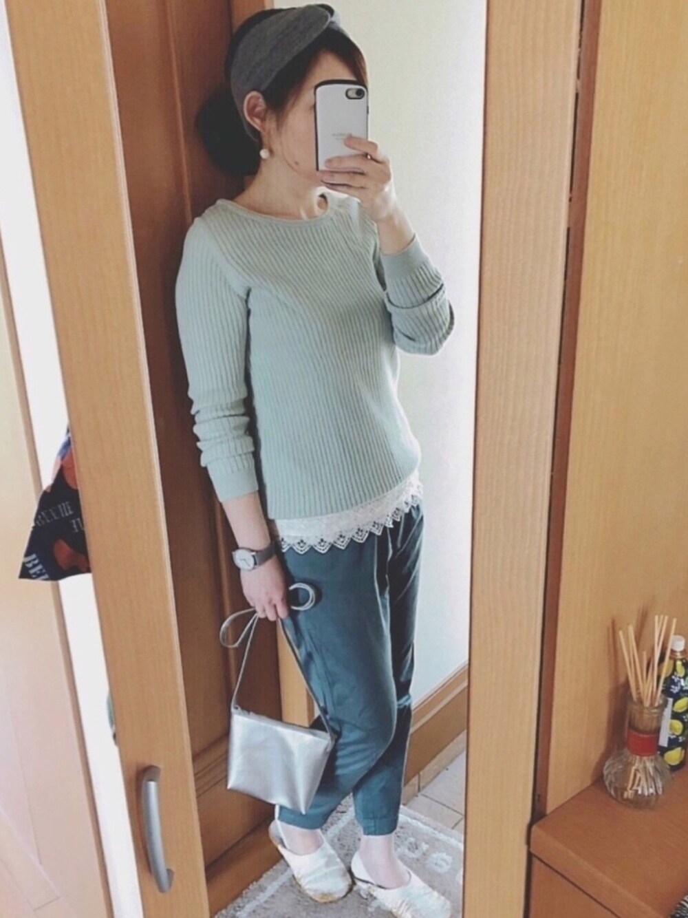 「大人カジュアル、カジュアルガーリー、UNIQLO、レプシィム(LEPSIM)、シンプル、ワントーンコーデ、レイヤードスタイル、ヘアバンド、ショルダーバッグ、ママコーデ」｜「Handmadeのアイテム（ショルダーバッグ、シルバー系）」を使った、かなっぺさん（レディース・166cm）の春コーディネートの1枚目の写真