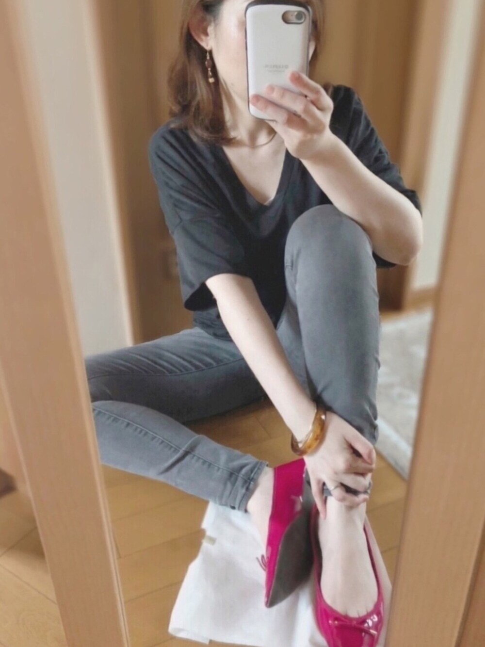 「シンプル、シンプルコーデ、オトナカジュアル、オトナ女子、赤パンプス、グレーデニム、ジーナシス、スキニーデニム、ラクチンコーデ、ママコーデ」｜「JEANASISのアイテム（Tシャツ/カットソー、ブラック系）」を使った、かなっぺさん（レディース・166cm）の夏コーディネートの1枚目の写真