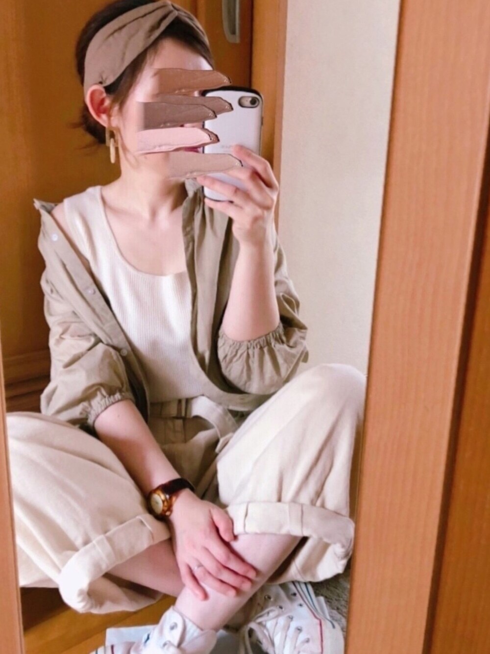 「カジュアル、GU、ワンピース、コンバース、プチプラ、シンプル、ヘアバンド、ゆるコーデ、ニコアンド、ワントーンコーデ」｜「GUのアイテム（シャツワンピース、ベージュ系）」を使った、かなっぺさん（レディース・166cm）の夏コーディネートの1枚目の写真