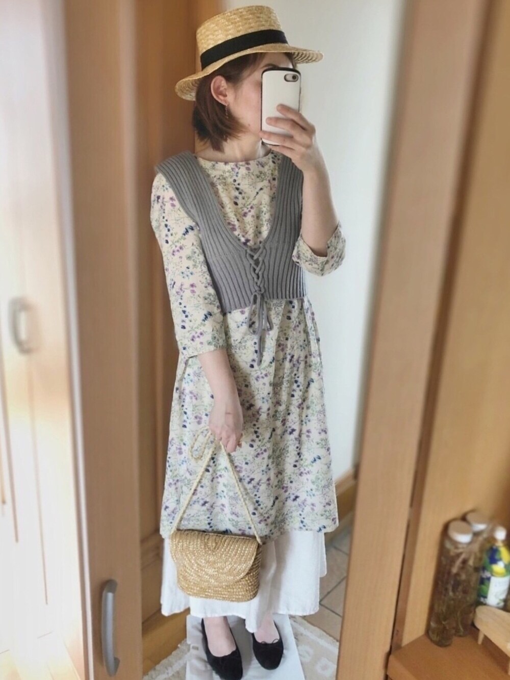「夏コーデ、カンカン帽、ワンピース、レイヤードスタイル、白スカート、花柄、シンプル、プチプラ、しまむら、全身しまむら」｜「しまむらのアイテム（ベスト、ブルー系）」を使った、かなっぺさん（レディース・166cm）の夏コーディネートの1枚目の写真