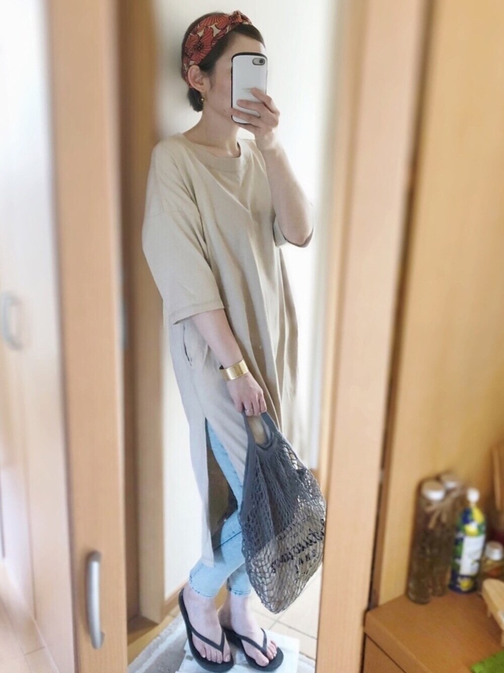 「夏、シンプル、プチプラ、ニコアンド、ラクチンコーデ、ヘアバンド、デニム、ビーチサンダル、休日スタイル、ママコーデ」｜「niko and...のアイテム（ワンピース、ベージュ系）」を使った、かなっぺさん（レディース・166cm）の夏コーディネートの1枚目の写真