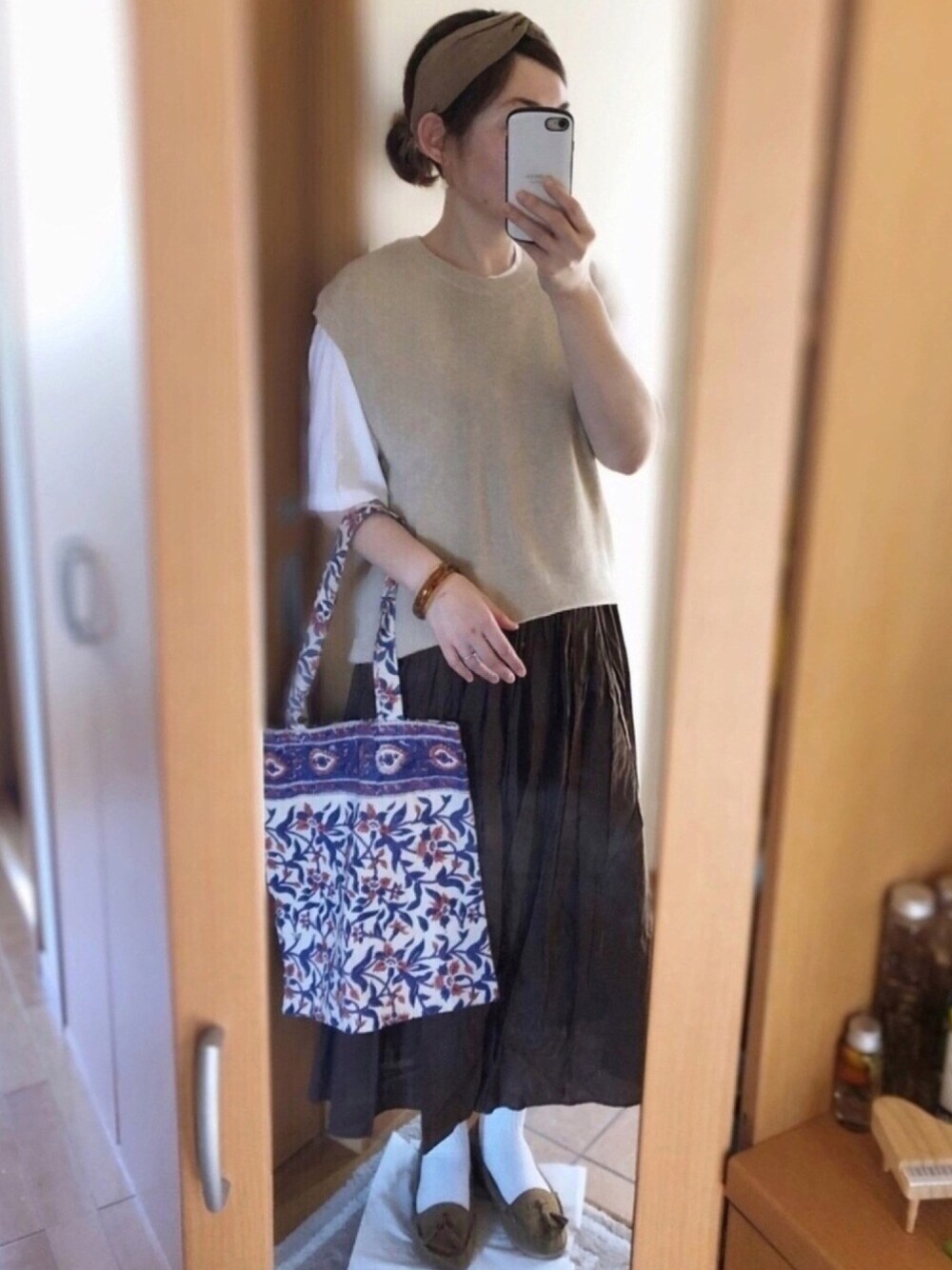 「大人カジュアル、秋コーデ、プチプラ、UNIQLO、コカ(coca)、レプシィム(LEPSIM)、ヘアバンド、ブラウン、ベスト、チチカカ」｜「UNIQLOのアイテム（ベスト、ベージュ系）」を使った、かなっぺさん（レディース・166cm）の夏コーディネートの1枚目の写真