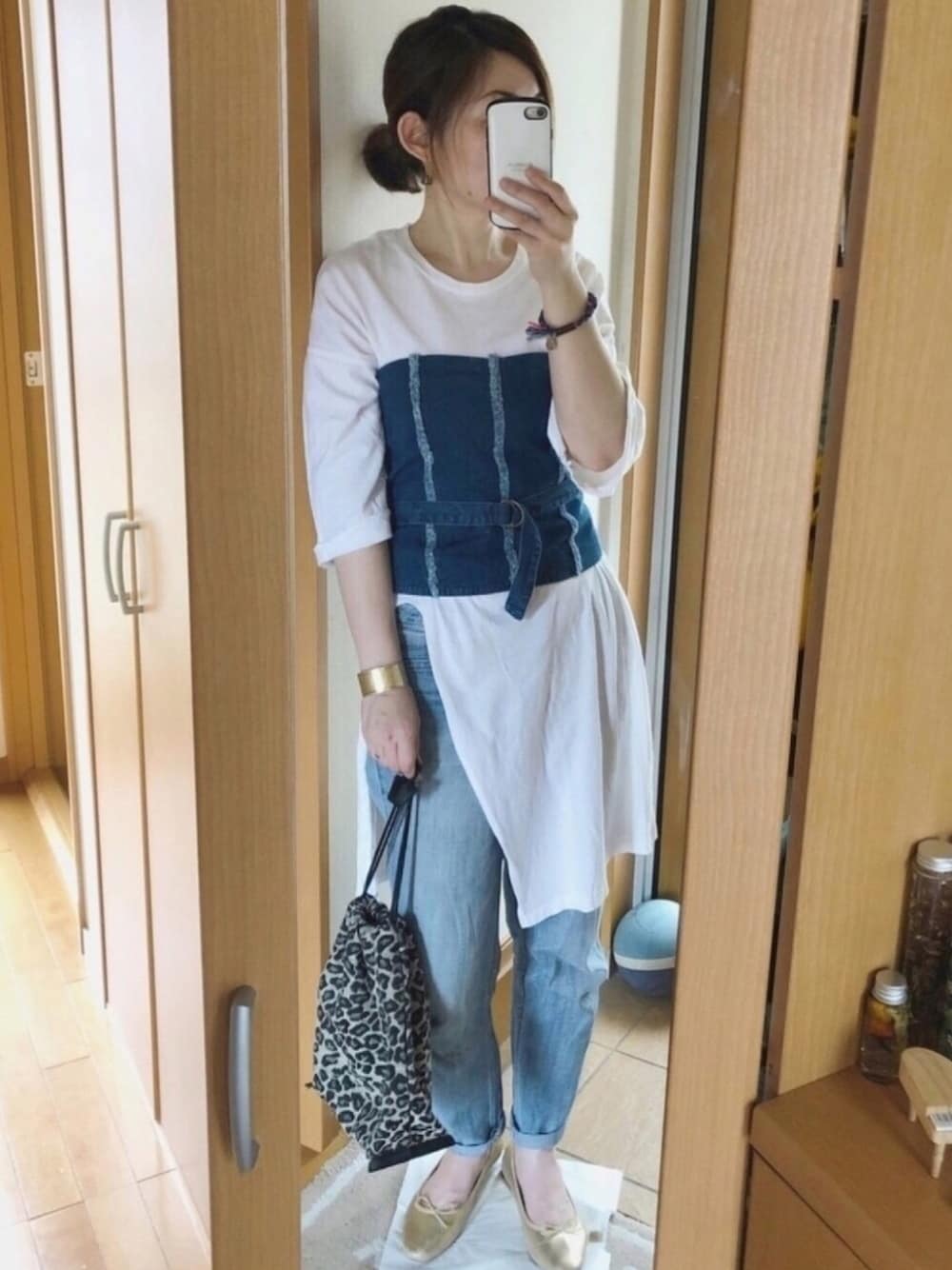 ブルー系のその他トップス、ホワイト系のワンピース、ブルー系のデニムパンツを着用したレディースの秋コーディネートの1枚目の写真