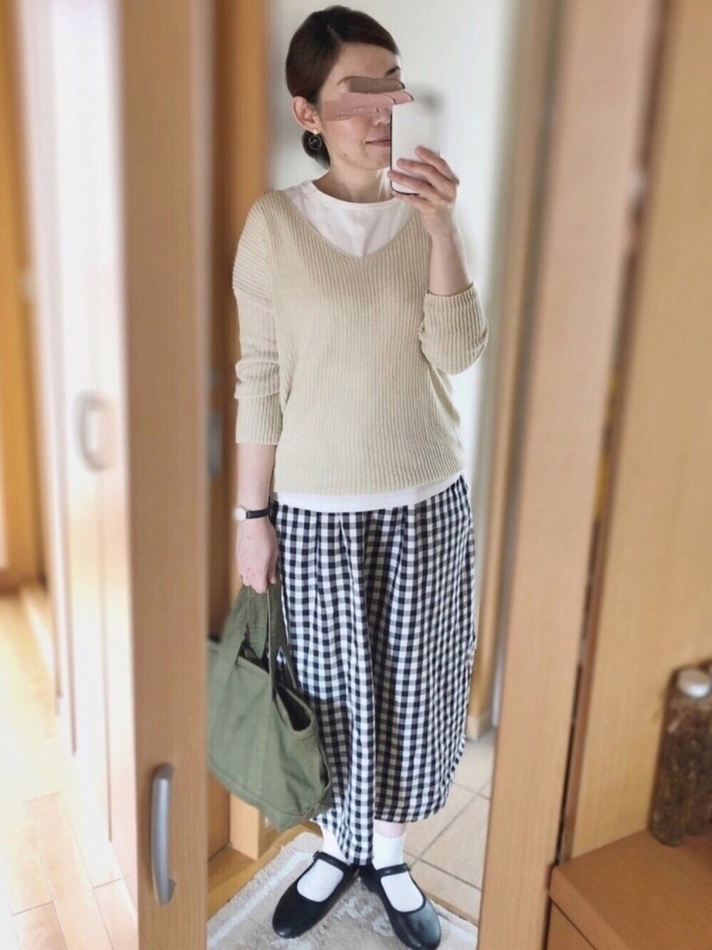 ホワイト系のTシャツ/カットソー、その他のスカート、ベージュ系のニット/セーターを着用したレディースの秋コーディネートの1枚目の写真