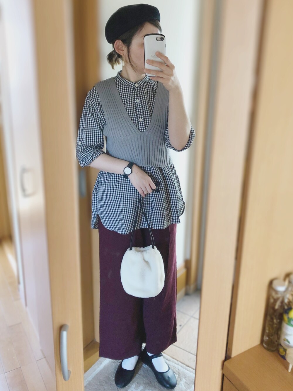 ブルー系のベスト、その他のシャツ/ブラウス、ブラック系のバレエシューズを着用したレディースの秋コーディネートの1枚目の写真