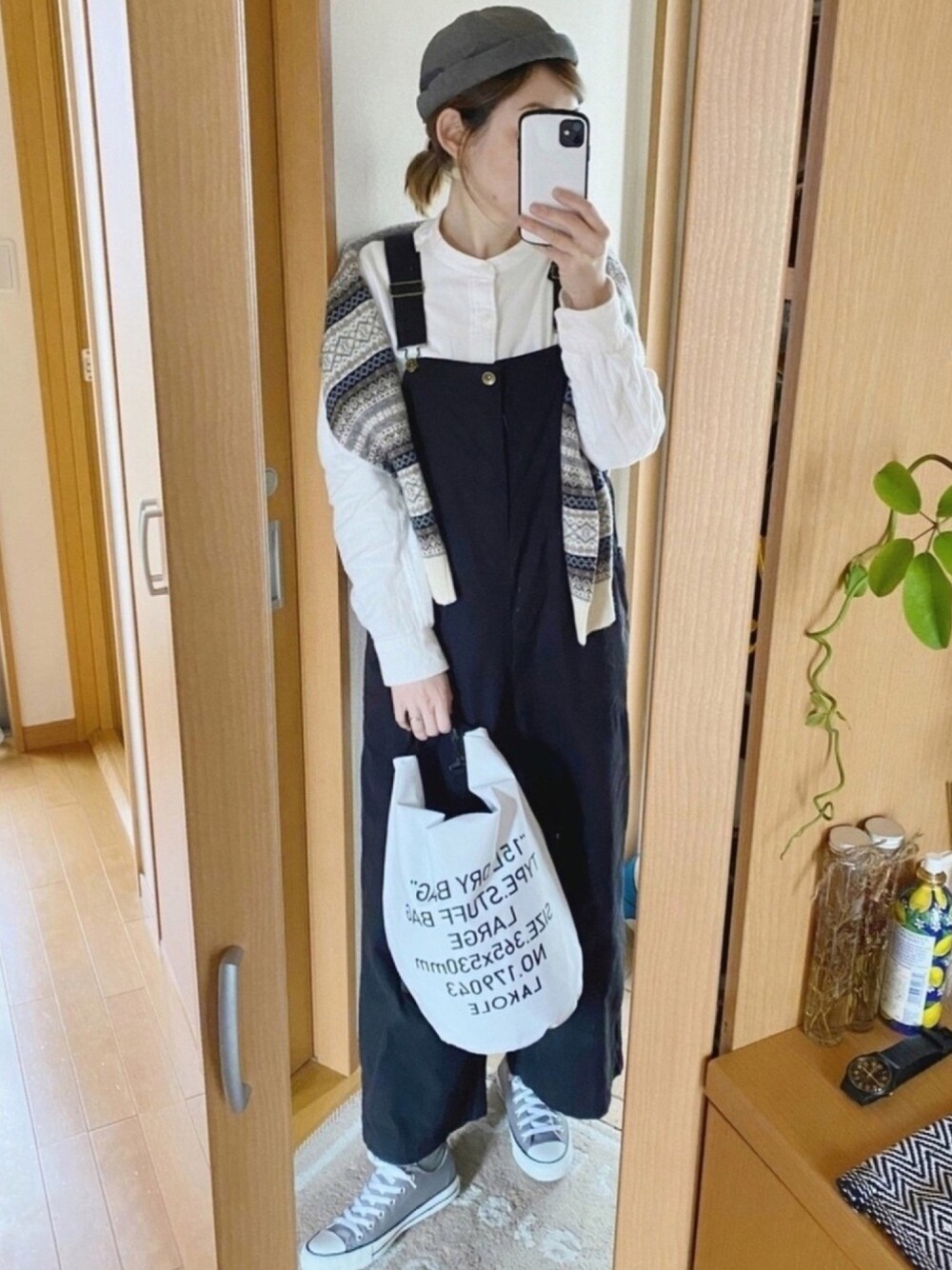 「シンプルコーデ、秋コーデ、オトナカジュアル、オーバーオール、ニコアンド、UNIQLO、BEAMS、GU、ラコレ、プチプラ」｜「niko and...のダックワイドサロペット（サロペット/オーバーオール、ブラック系）」を使った、かなっぺさん（レディース・166cm）の秋コーディネートの1枚目の写真