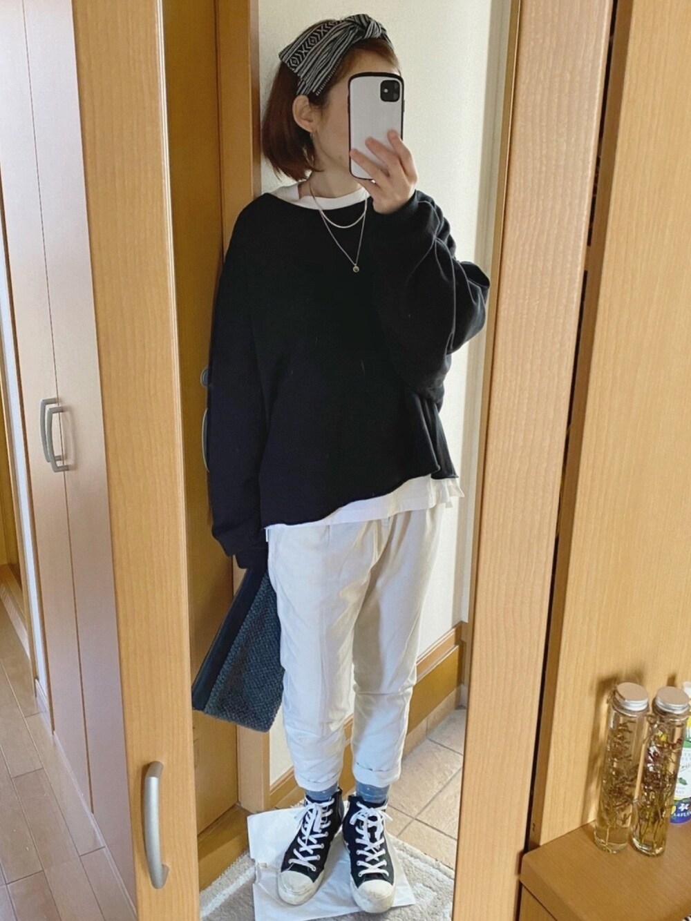 「オトナカジュアル、ゆるコーデ、スウェット、プチプラ、シンプル、ヘアバンド、チチカカ、メルロー、年末WEAR感謝祭、モノトーン」｜「MERLOTのオーバーサイズ裏起毛スウェットプルオーバー1064（スウェット、ブラック系）」を使った、かなっぺさん（レディース・166cm）の冬コーディネートの1枚目の写真