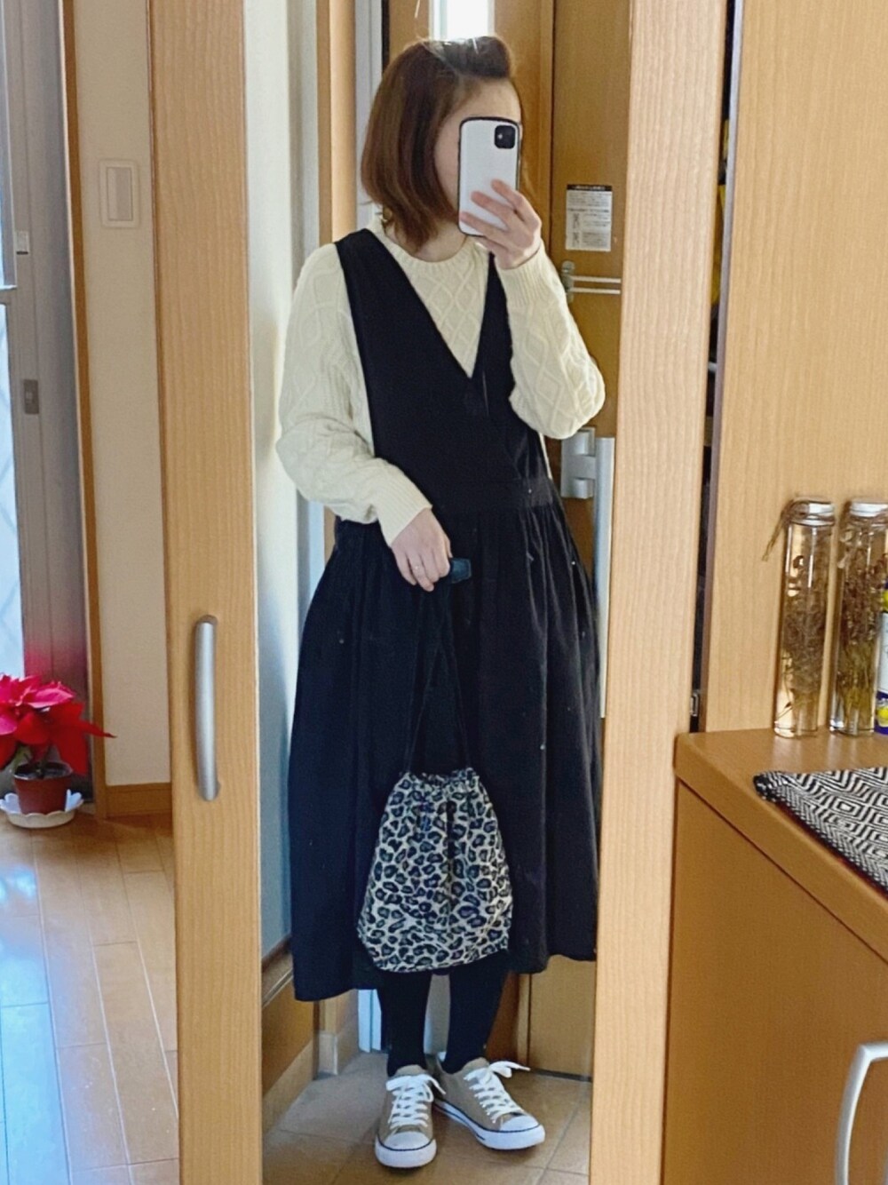 「オトナ女子、ジャンパースカート、ゆるコーデ、ケーブルニット、レオパード、シンプル、プチプラ、古着、オトナカジュアル、ママコーデ」｜「no brandのアイテム（ジャンパースカート、ブラック系）」を使った、かなっぺさん（レディース・166cm）の冬コーディネートの1枚目の写真