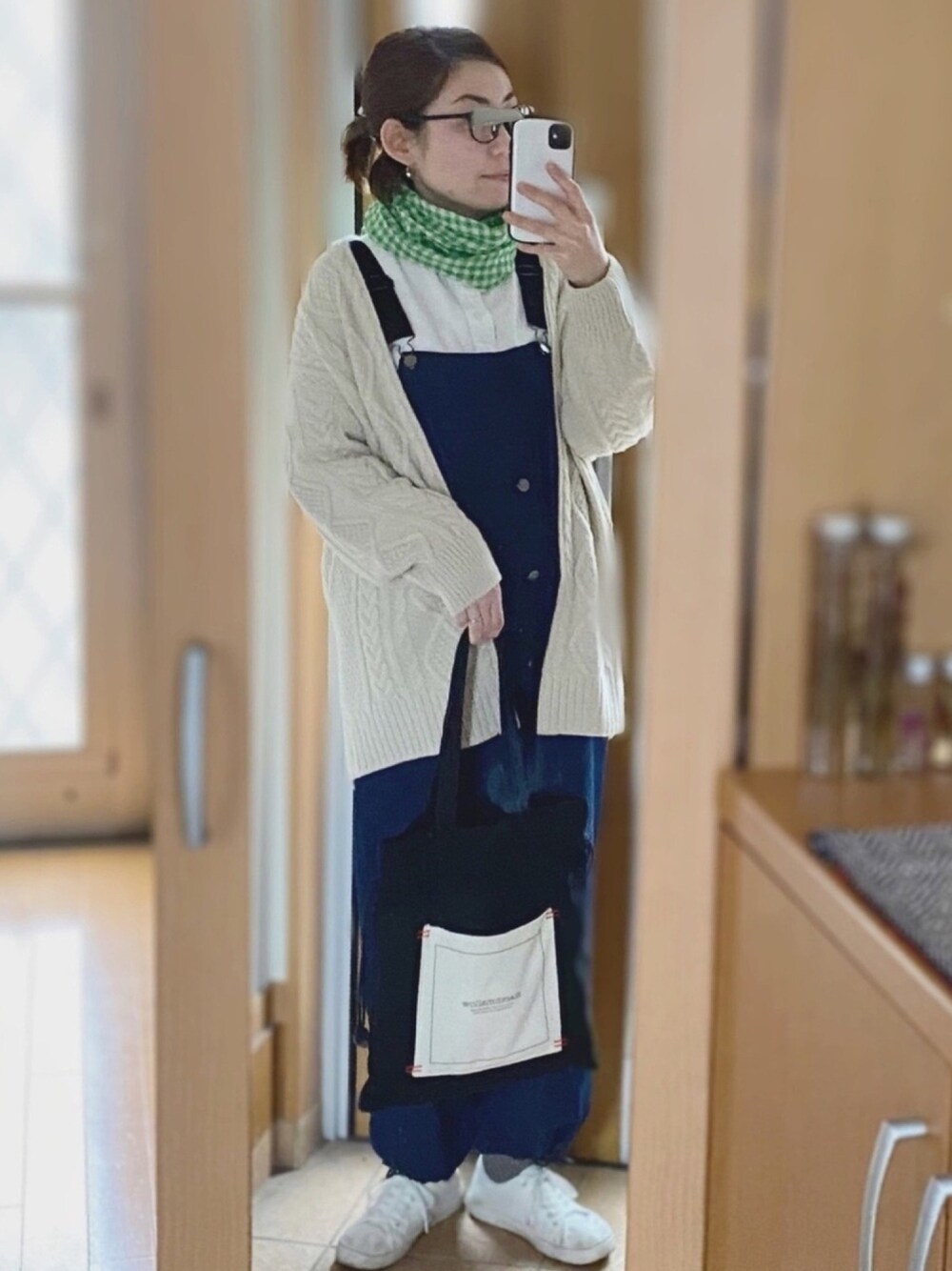 「オトナカジュアル、ゆるコーデ、オーバーサイズ、オーバーオール、シンプル、GU、ライトオン、UNIQLO、メンズライク、ママコーデ」｜「RAG MACHINEの【RAG MACHINE】デッキパンツ（サロペット/オーバーオール、ブルー系）」を使った、かなっぺさん（レディース・166cm）の冬コーディネートの1枚目の写真