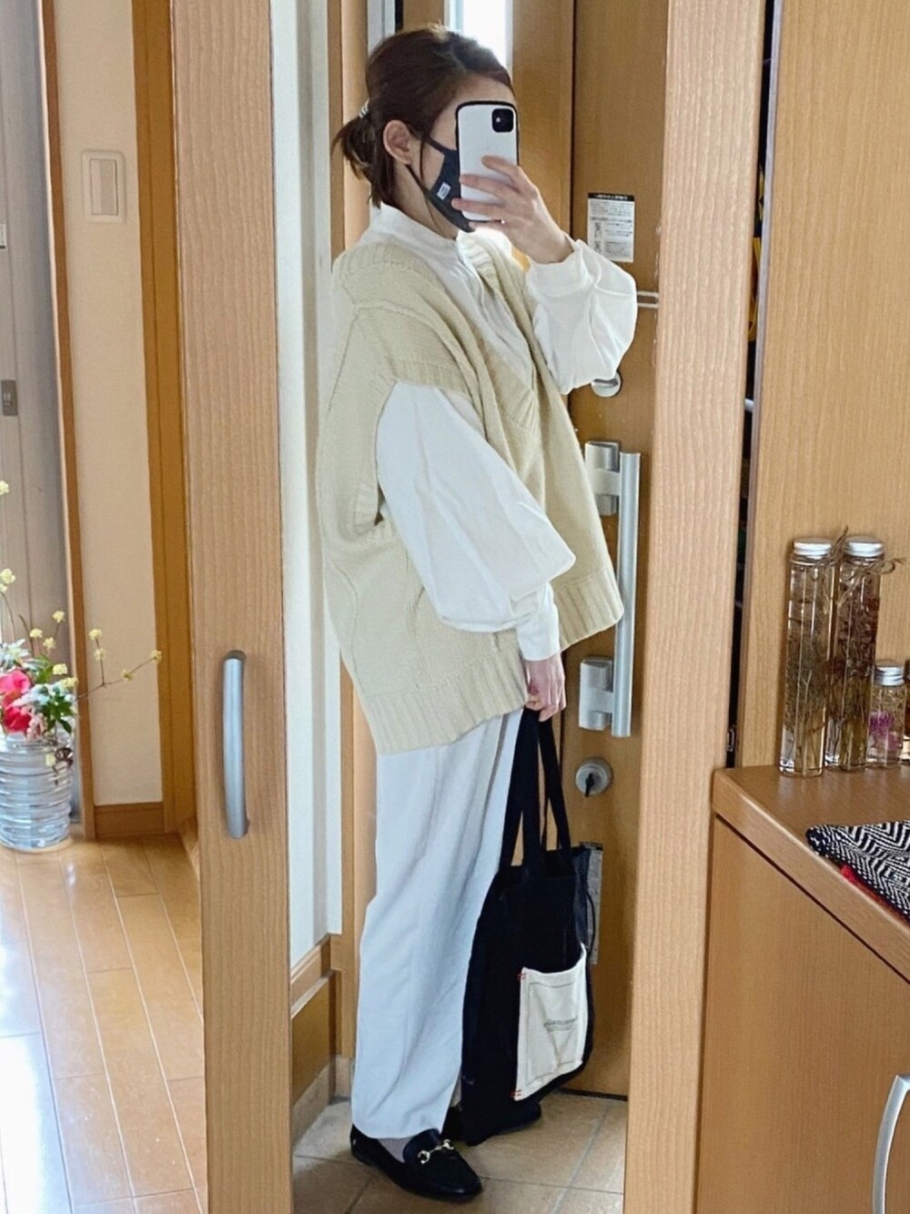 「ホワイトコーデ、ワントーンコーデ、ベスト、ゆるコーデ、coca、プチプラ、UNIQLO、シンプル、オトナカジュアル、ママコーデ」｜「coca（coca）のニットベスト（Tシャツ/カットソー、ホワイト系）」を使った、かなっぺさん（レディース・166cm）の春コーディネートの1枚目の写真