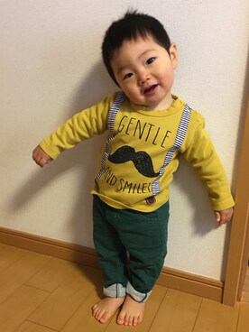 「petit main（プティマイン）のひげ×サスペンダーデザイン長袖Ｔシャツ（T Shirts、グレー系）」を使った、smileさん（キッズ）の冬コーディネート