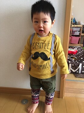 「petit main（プティマイン）のひげ×サスペンダーデザイン長袖Ｔシャツ（T Shirts、グレー系）」を使った、smileさん（キッズ）の冬コーディネート