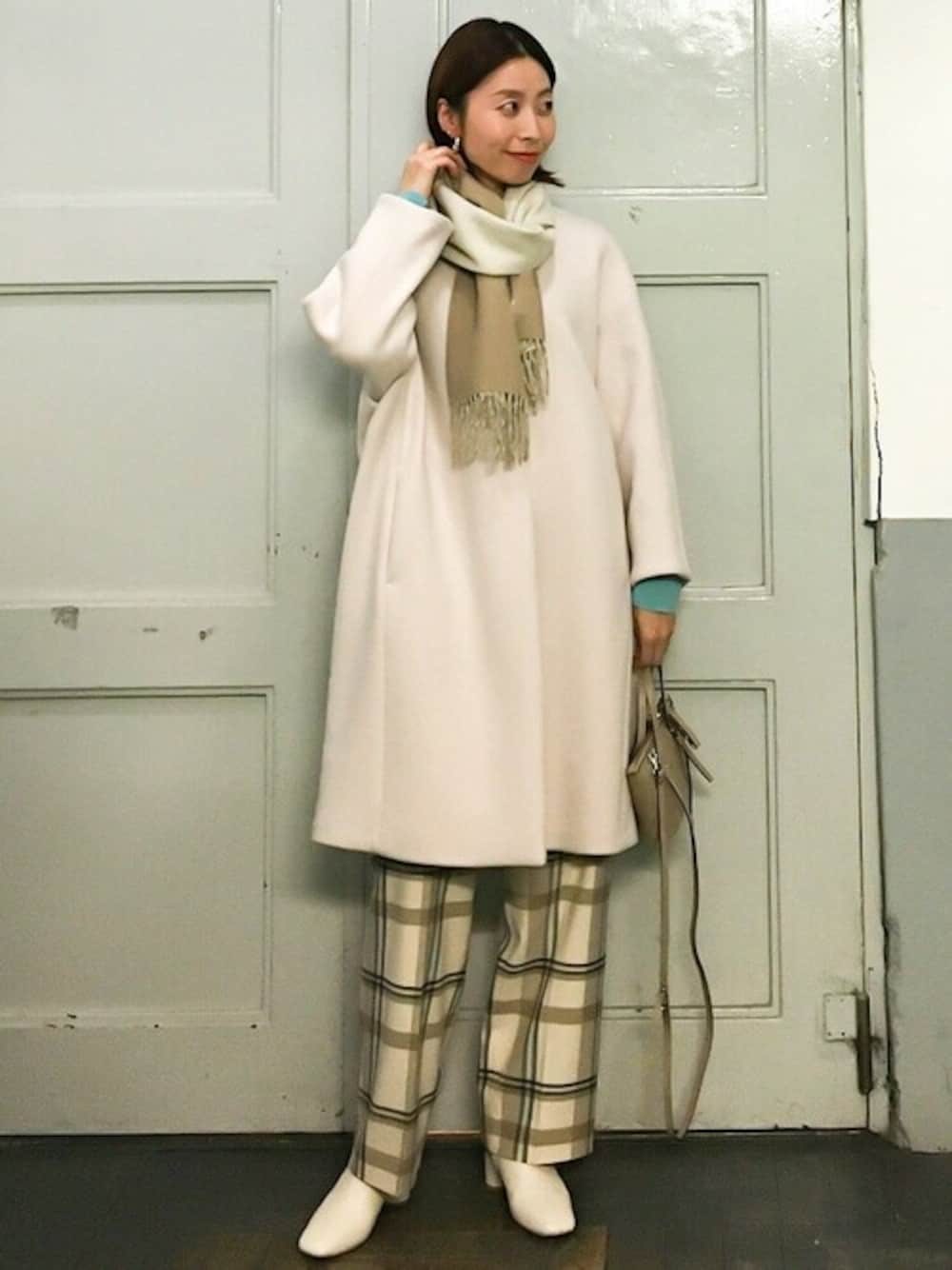 ベージュ系のショルダーバッグ、ベージュ系のその他パンツ、ホワイト系のノーカラーコートを着用したレディースの秋コーディネートの1枚目の写真