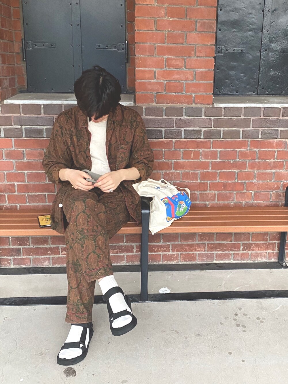 ベージュ系のTシャツ/カットソー、ブラウン系のセットアップ、ブラウン系のセットアップを着用したメンズの夏コーディネートの1枚目の写真