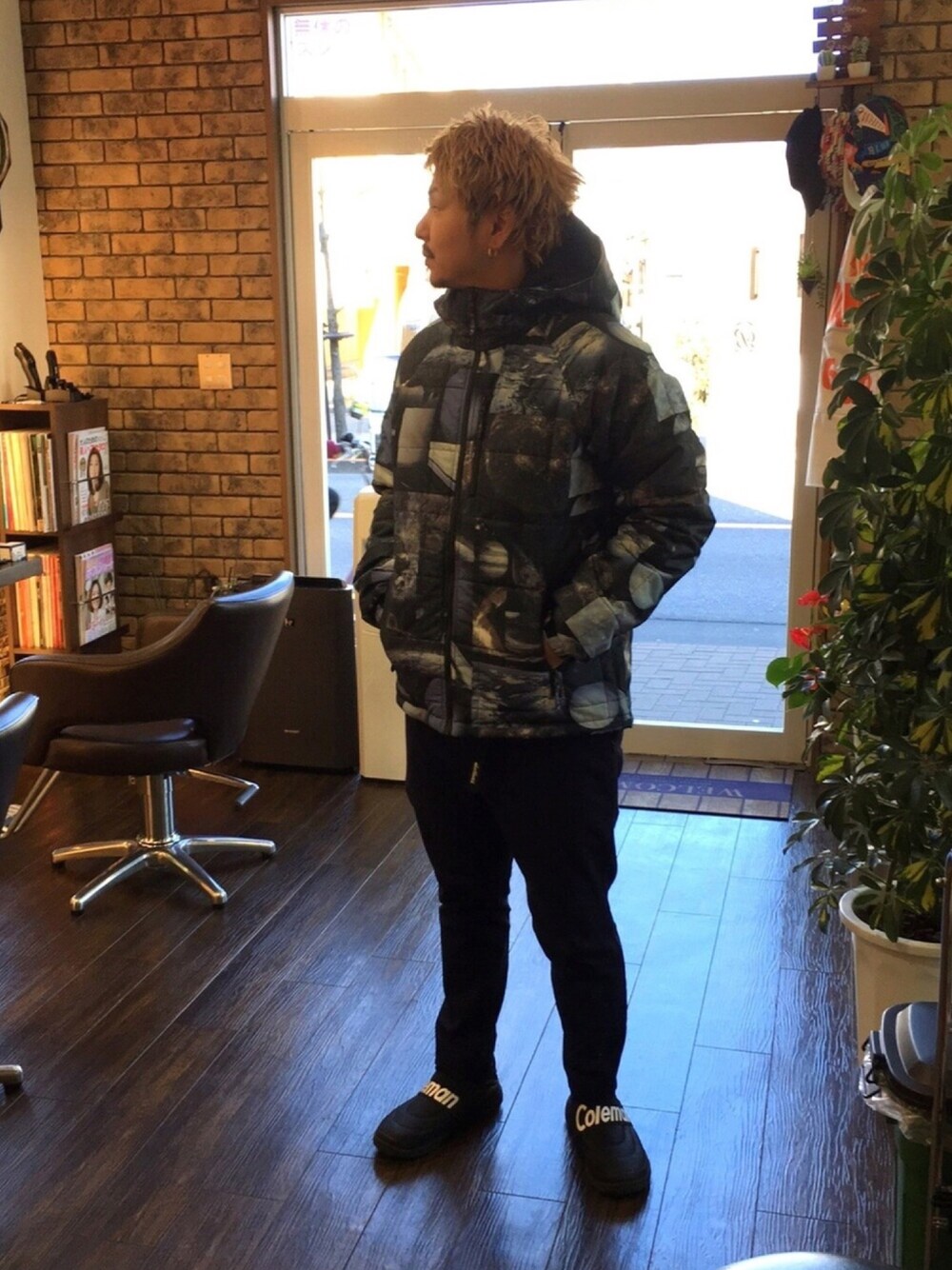 「シンプル、冬コーデ、お洒落さんとつながりたい、いいね、save、フォローお願いします🤑、アウトドアスタイル、ストリート、ダウンジャケット」｜「KineticsのKinetics × Columbia  Khumbu Glacier Jacket（マウンテンパーカー、グレー系）」を使った、TOMOHARUさん（メンズ・171cm）の冬コーディネートの1枚目の写真