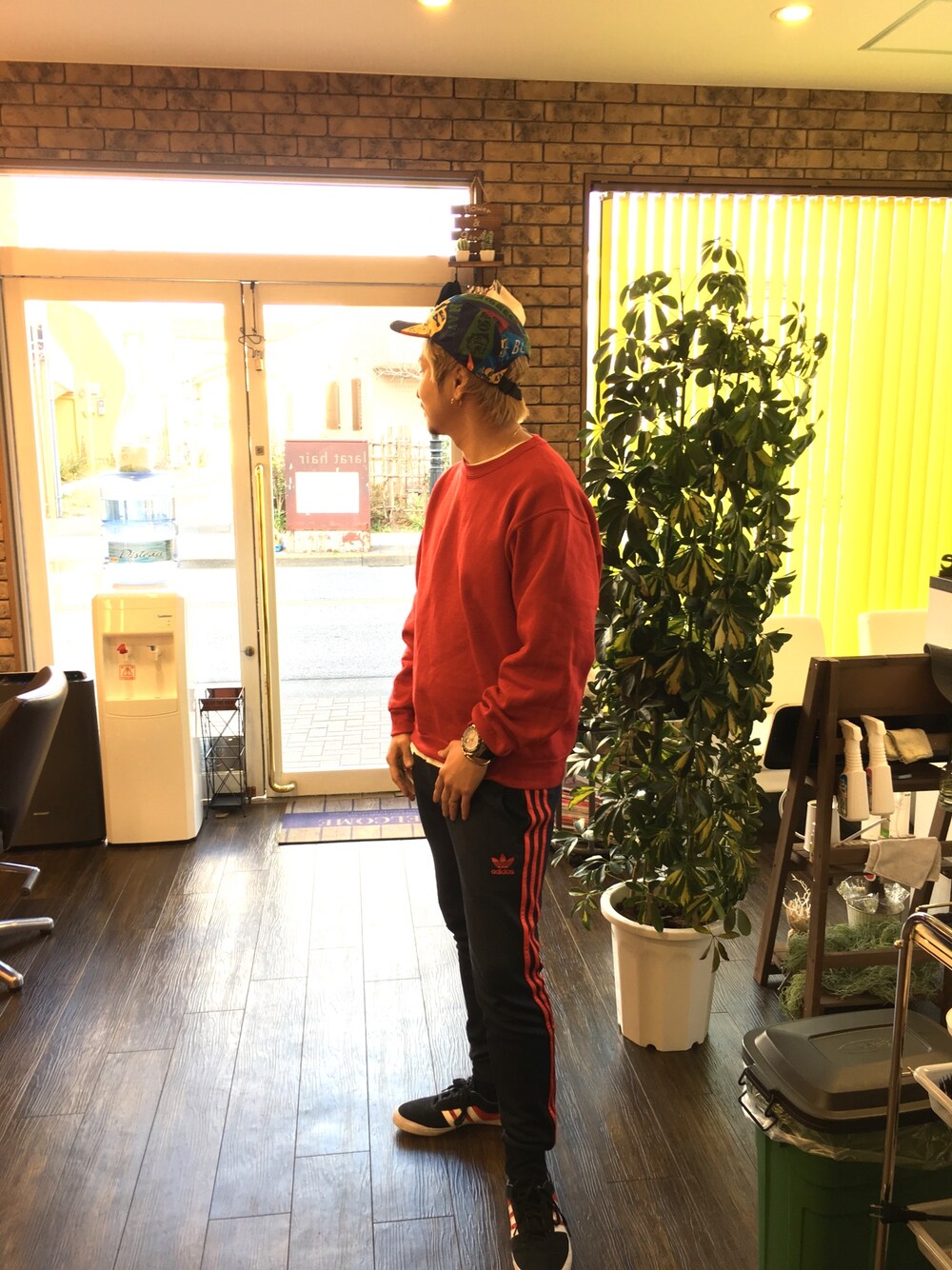 「冬コーデ、カジュアルコーデ、お洒落さんとつながりたい、adidas、スポーツミックス、キャップ、ストリート、スニーカー、ジャージ、いいね、save、フォローお願いします🤑」｜「XLARGEの総柄キャップ（キャップ、ブルー系）」を使った、TOMOHARUさん（メンズ・171cm）の冬コーディネートの1枚目の写真