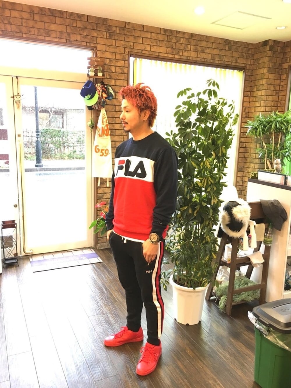 「シンプル、カジュアルコーデ、スニーカー、ストリート、FILA、ジャージ、赤、いいね、save、フォローお願いします🤑、おしゃれさんと繋がりたい、プチプラ」｜「FILAのスウェットトレーナー FL-9C15207TJ CR（スウェット、ブルー系）」を使った、TOMOHARUさん（メンズ・171cm）の冬コーディネートの1枚目の写真
