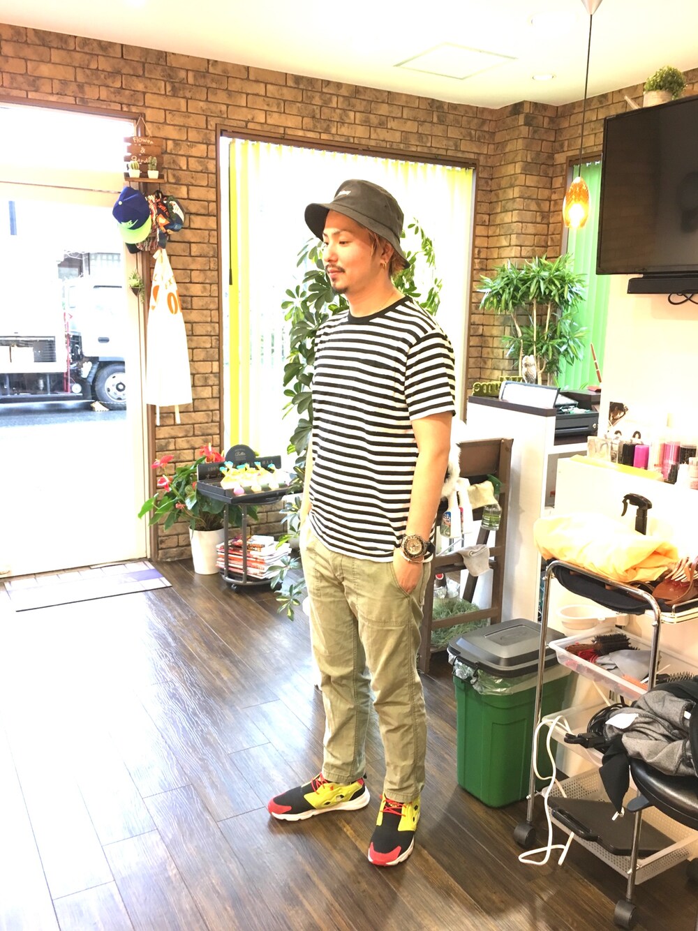 「おしゃれさんと繋がりたい、シンプルコーデ、スニーカー、ストリート、プチプラ、グリーン、アーバンリサーチ、ステューシー、グリーンレーベル」｜「STUSSYのハット（ハット、グレー系）」を使った、TOMOHARUさん（メンズ・171cm）の春コーディネートの1枚目の写真
