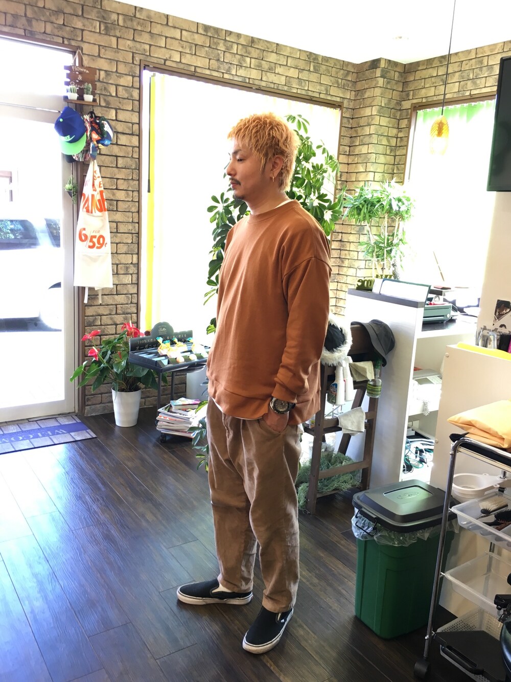 「カジュアル、お洒落さんとつながりたい、春、VANS、ビッグシルエット、ストリート、コーデュロイ、フリークスストア、アーバンリサーチ、いいね、save、フォローお願いします🤑」｜「FREAK'S STOREのアイテム（スウェット、ブラウン系）」を使った、TOMOHARUさん（メンズ・171cm）の春コーディネートの1枚目の写真