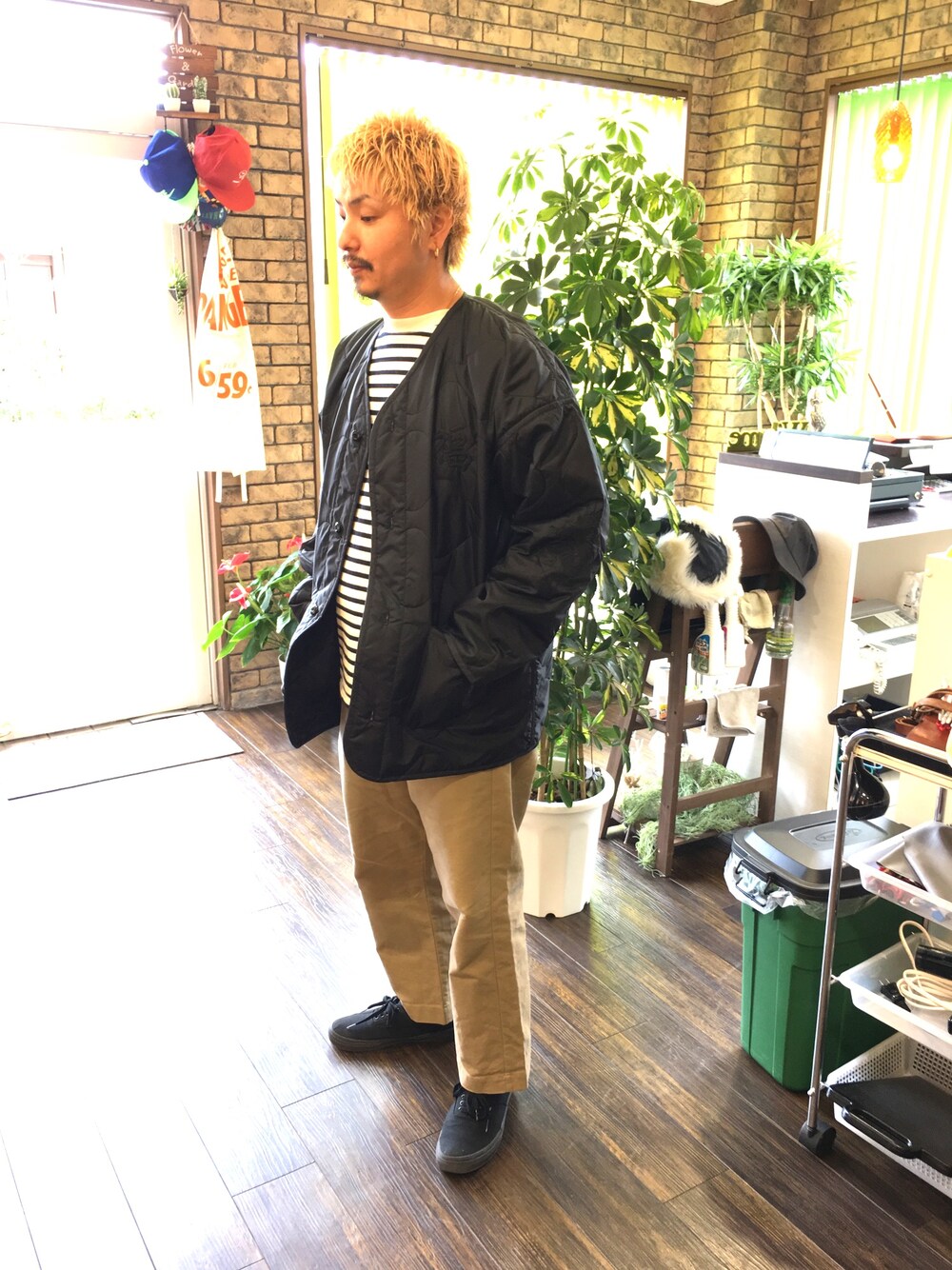 「シンプルコーデ、ビッグシルエット、春、おしゃれさんと繋がりたい、ベージュ、ワイドパンツ、ボーダー、MONKEY TIME」｜「MONKEY TIMEのアイテム（ジャケット/アウター、ブラック系）」を使った、TOMOHARUさん（メンズ・171cm）の春コーディネートの1枚目の写真