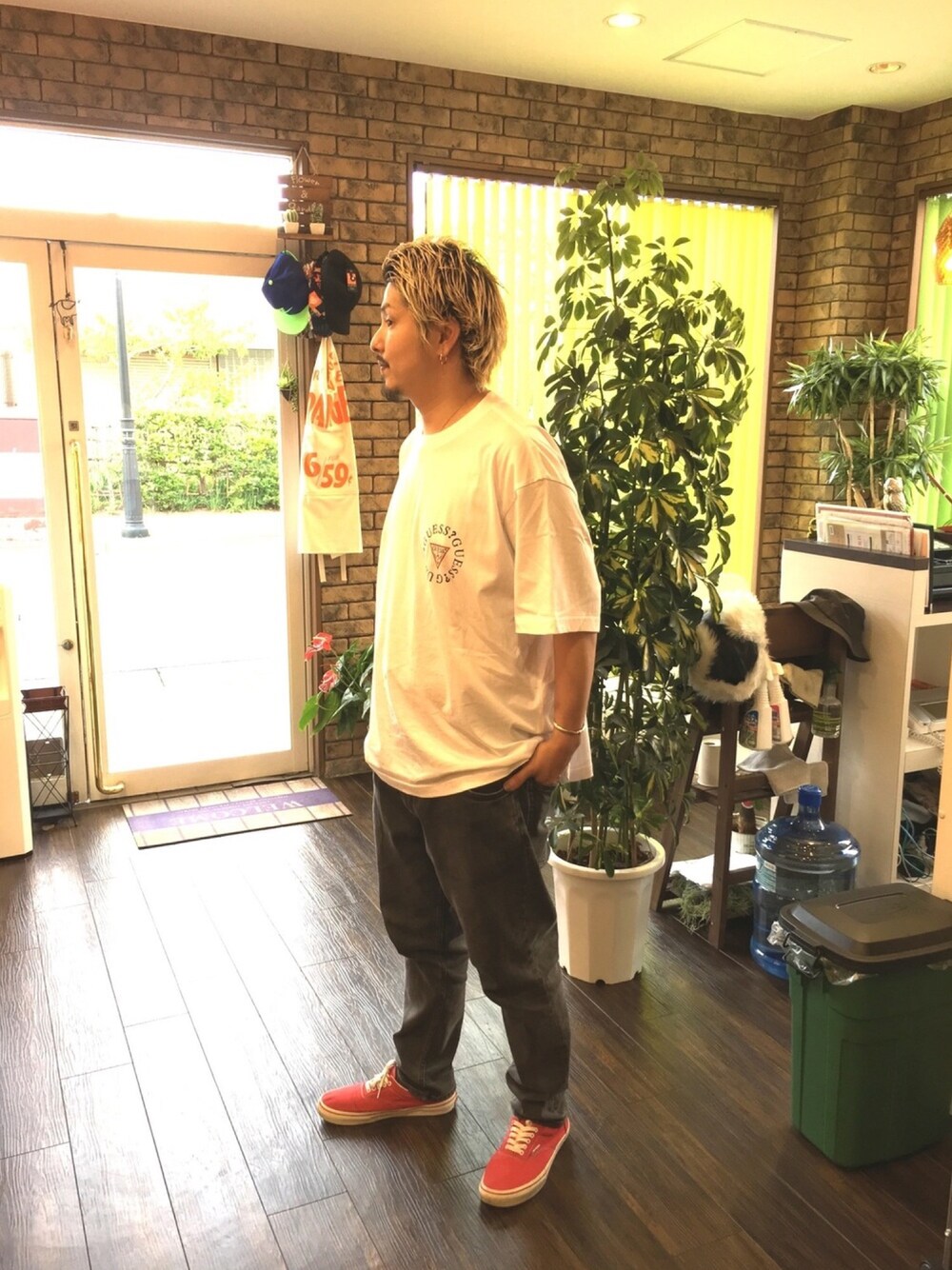 「シンプルコーデ、ビックシルエット、デニムパンツ、黒、ストリート、ワイドパンツ、スニーカー、いいね、save、フォローお願いします🤑、ビームス、guess」｜「FREAK'S STOREの▽WEB限定 Guess×FREAK'S STORE/ゲス 別注スーパービッグシルエット サークルロゴ 半袖 Tシャツ（Tシャツ/カットソー、ホワイト系）」を使った、TOMOHARUさん（メンズ・171cm）の春コーディネートの1枚目の写真