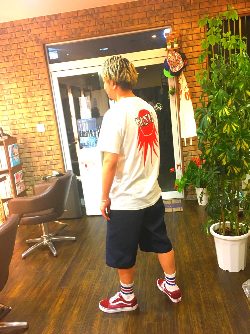 「カジュアル、ストリート、Tシャツ、プチプラ、ハーフパンツ、VANS、オーバーサイズ、スニーカー、スケーター、スケータースタイル」｜「FREAK'S STOREのChristian Hosoi/クリスチャン ホソイ BURST/バースト 半袖Tシャツ（Tシャツ/カットソー、ホワイト系）」を使った、TOMOHARUさん（メンズ・171cm）の夏コーディネートの1枚目の写真