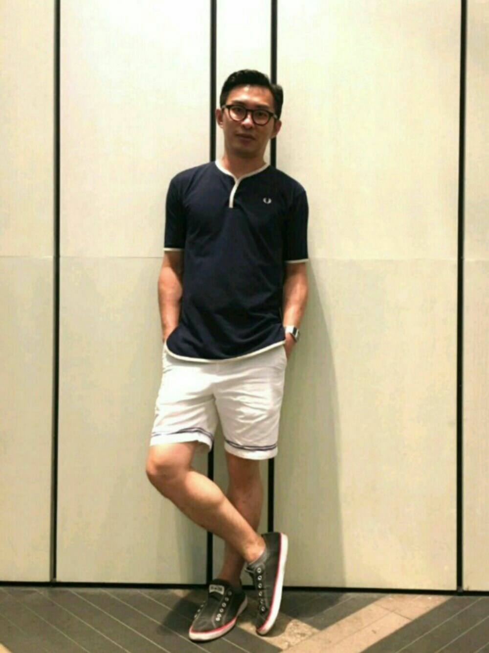 「FRED PERRY、navy、Pique Henry Neck T-Shirt」｜「FRED PERRYのPique Henry Neck T-Shirt（Tシャツ/カットソー、グリーン系）」を使った、Walterさん（メンズ・170cm）の夏コーディネートの1枚目の写真