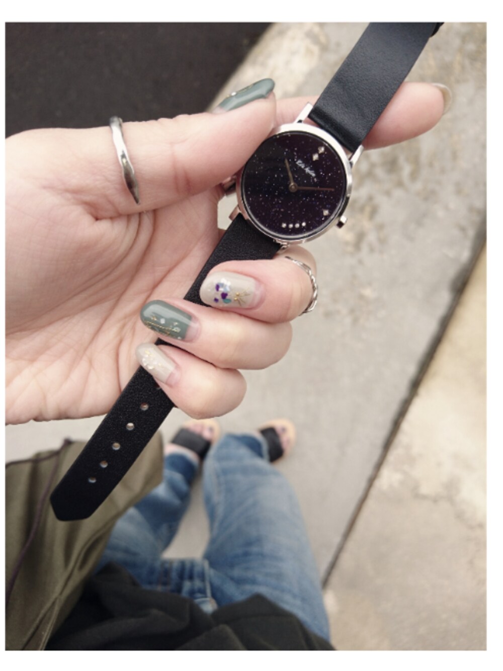 ブラック系のサンダル、グリーン系のショルダーバッグ、ブラック系のTシャツ/カットソーを着用したレディースの夏コーディネートの1枚目の写真