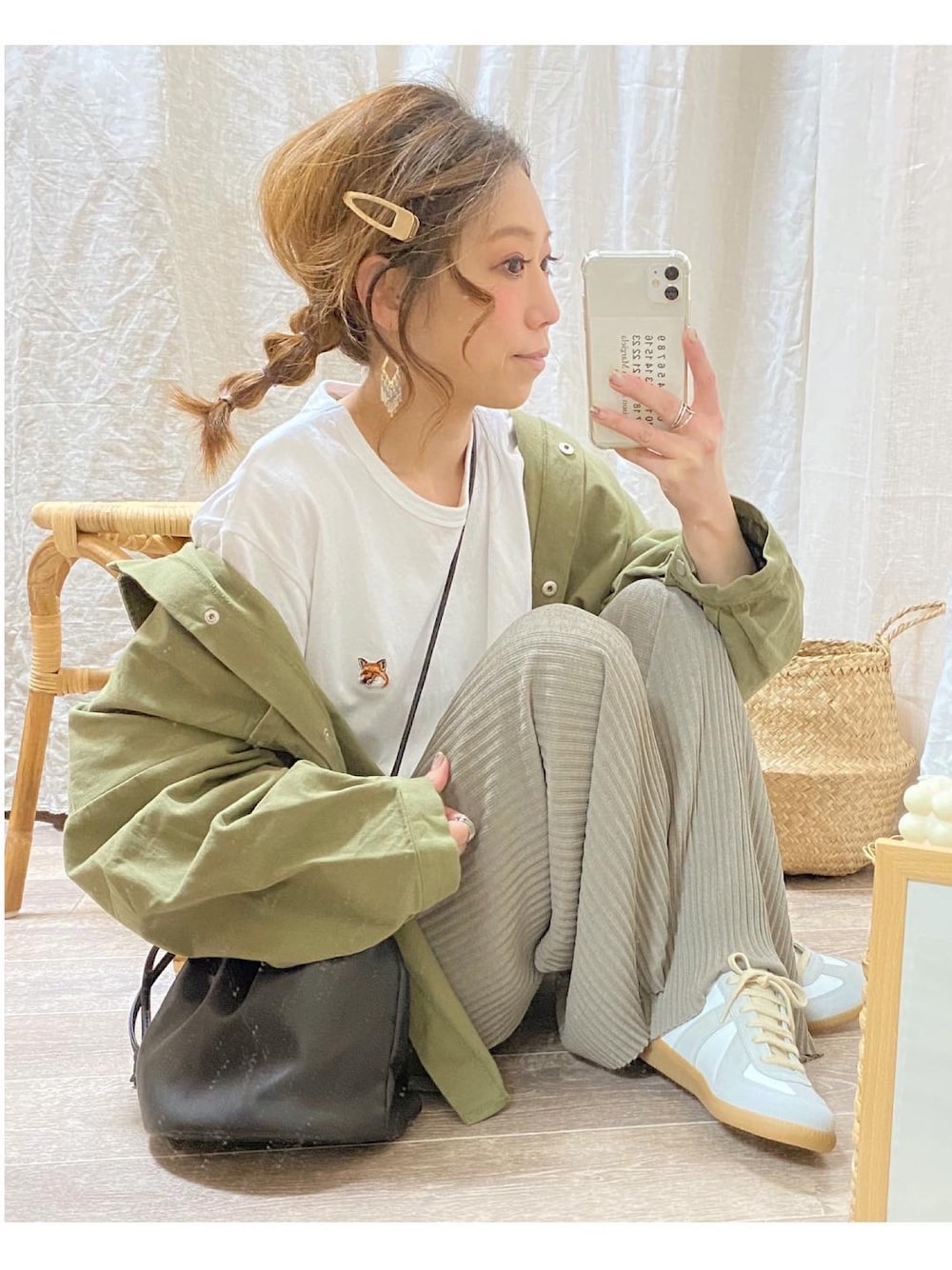 「マルジェラ、ジャーマントレーナー、キツネTシャツ、maisonkitsune、メゾンキツネ、ミリタリージャケット、日焼け止め、MaisonMargiela、プリーツパンツ、fifth」｜「Maison KitsuneのTEE-SHIRT FOX HEAD PATCH（Tシャツ/カットソー、ホワイト系）」を使った、and_LaLaLa_ootdさん（レディース・148cm）の春コーディネートの1枚目の写真